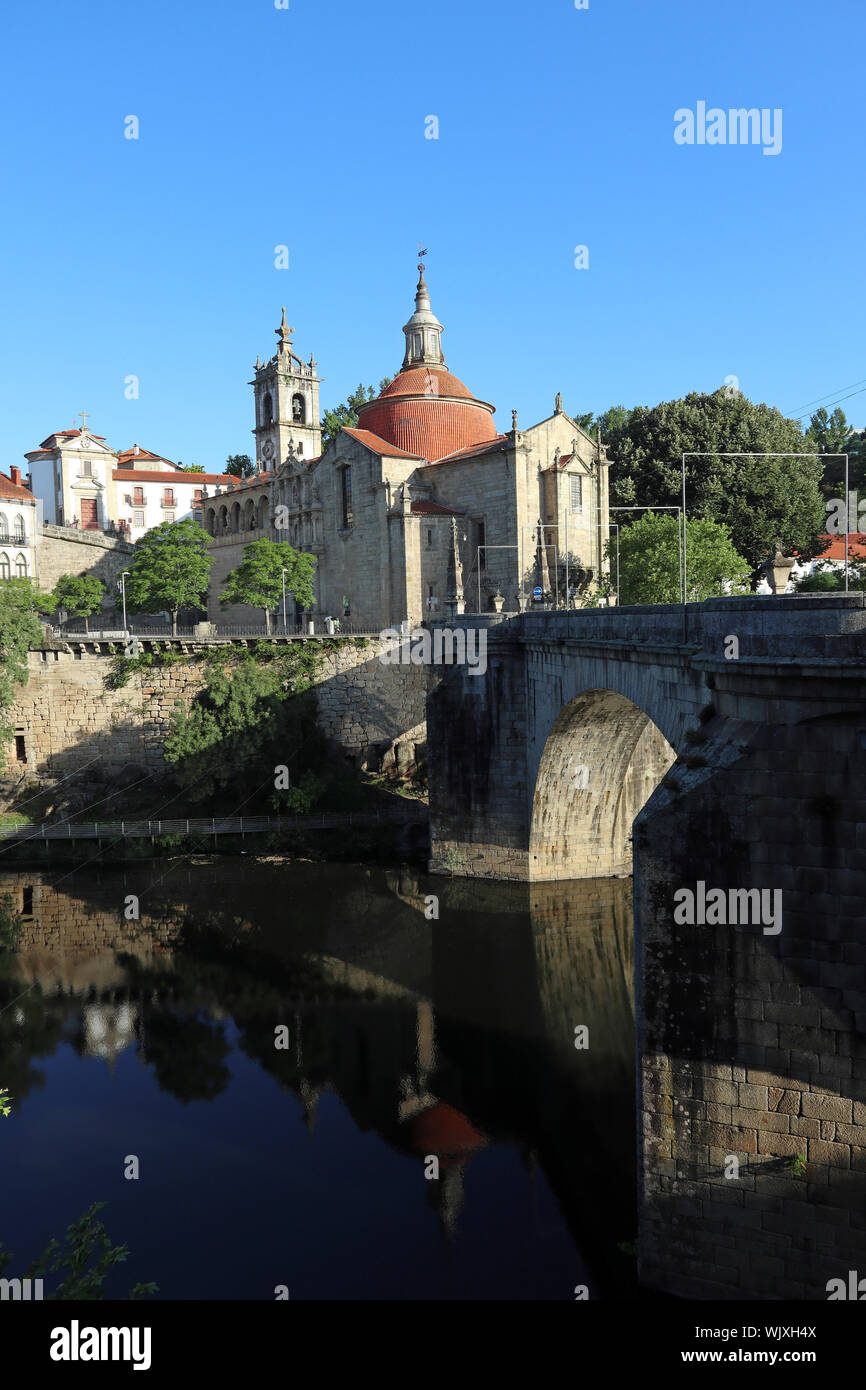 Rio Tamega e cattedrale, Amarante, Portogallo Foto Stock