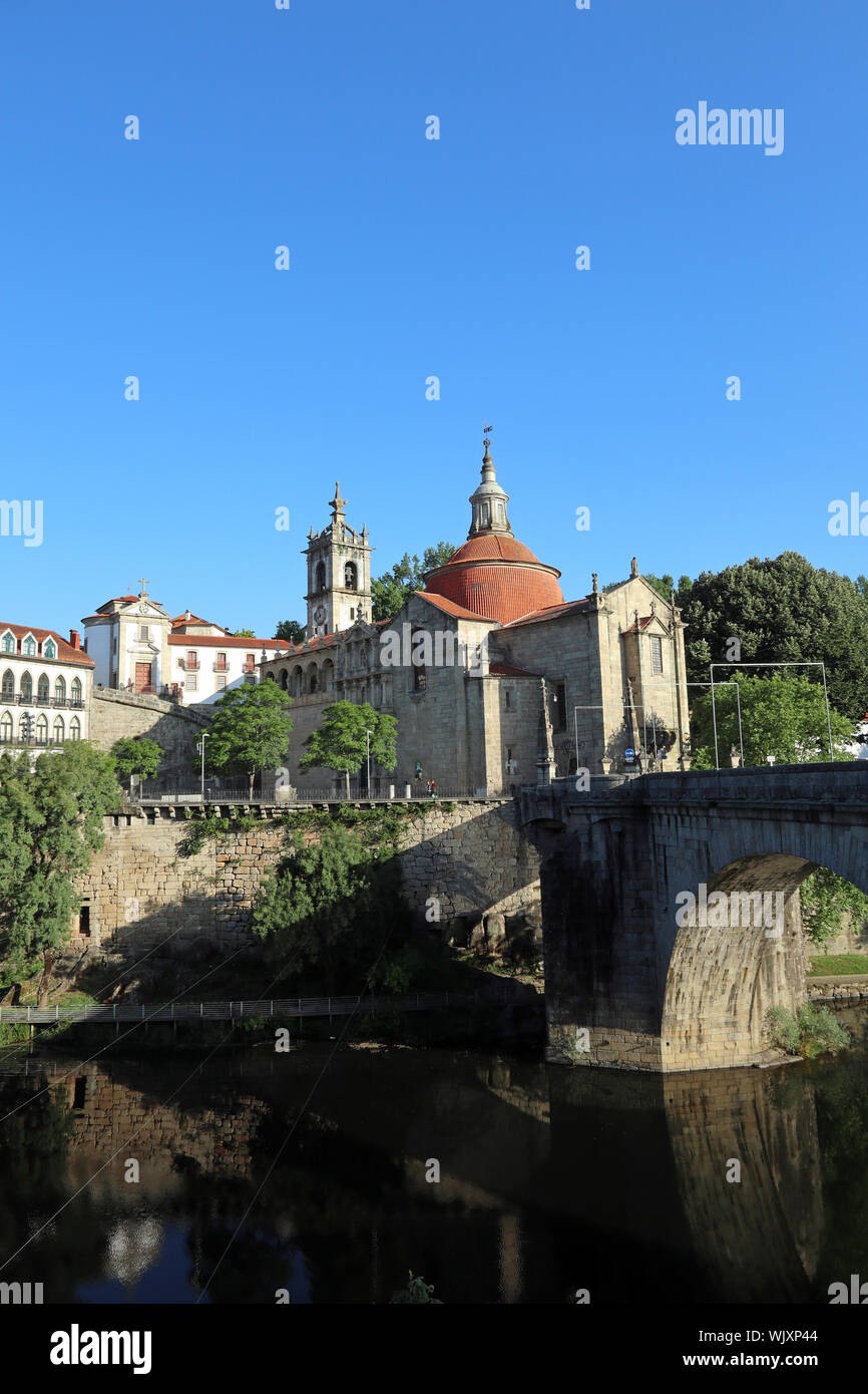 Rio Tamega e cattedrale, Amarante, Portogallo Foto Stock