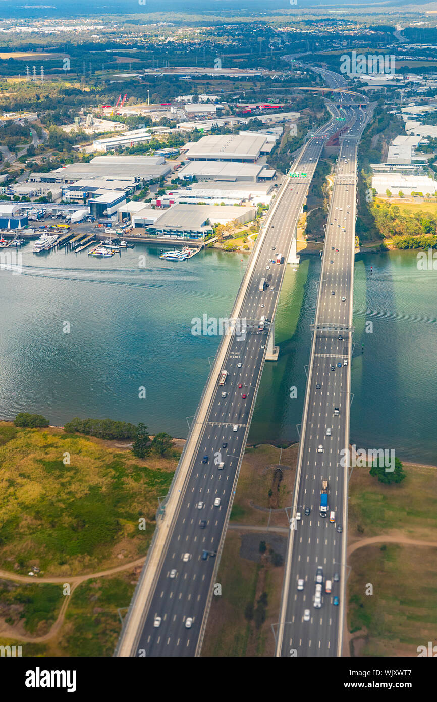 Verticale vista aerea del sir Leo Hielscher ponti o ponte Gateway sul Gateway autostrada M1 a Brisbane, Queensland, QLD, Australia Foto Stock