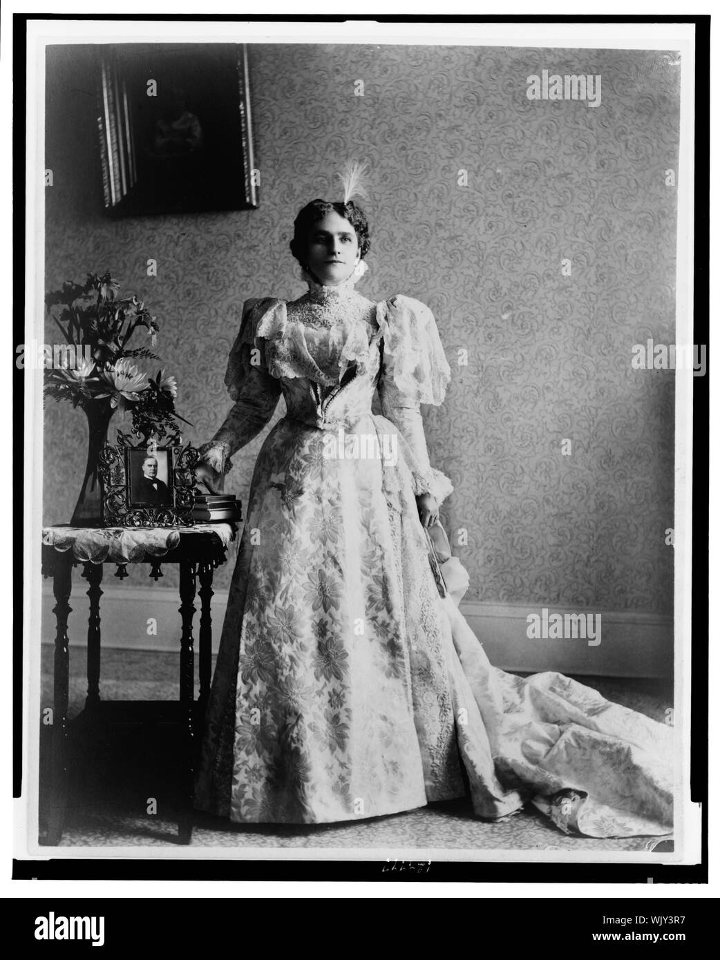 Ida S. McKinley, ritratto a figura intera, in piedi, rivolto verso la parte anteriore Foto Stock