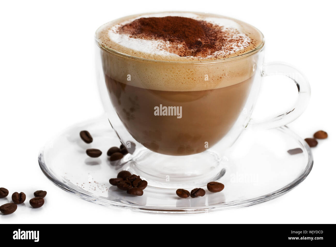 Cappuccino con il cacao in polvere e i chicchi di caffè in un bicchiere di vetro su sfondo bianco Foto Stock