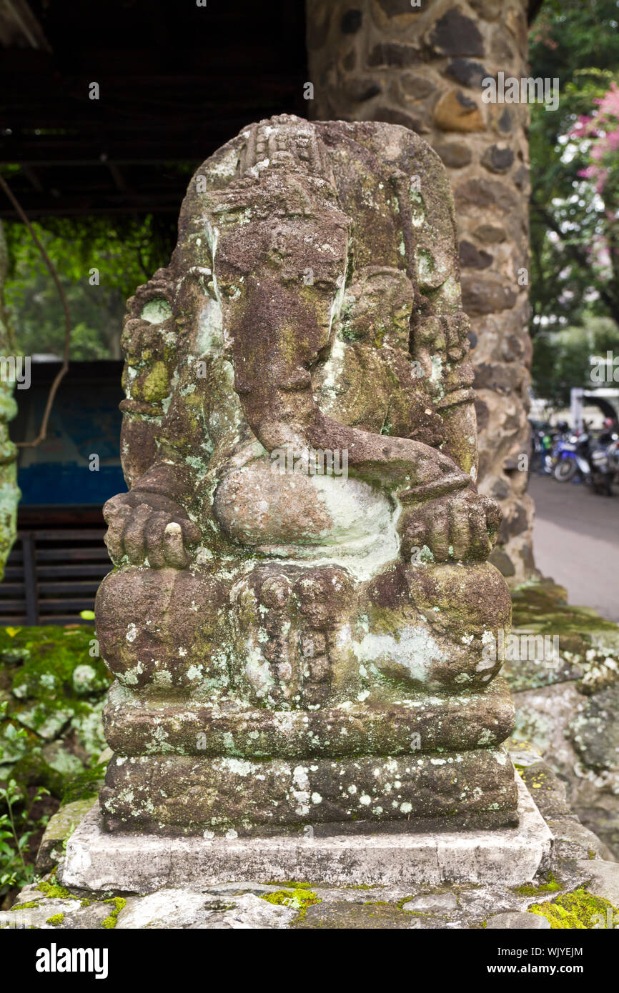 Stone carving elefante in giardino Foto Stock