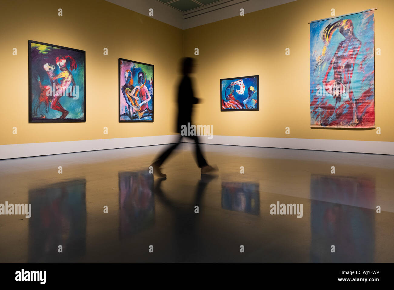 Duesseldorf, Germania. 03Sep, 2019. Dipinti ('Medea' (l-r), 'Snake", "un cane andaluso' e 'Judith') dall'artista Angela Hampel sono nella mostra "Utopia e rovina. L'arte nella RDT". 30 anni dopo la caduta del muro di Berlino, il Kunstpalast dedica una grande mostra di arte dalla RDT sotto il patronato del Presidente Federale Steinmeier. Più di 130 dipinti e opere su carta da 13 diversi artisti saranno su vista dal 05.09.2019 al 05.01.2020. Credito: Rolf Vennenbernd/dpa/Alamy Live News Foto Stock