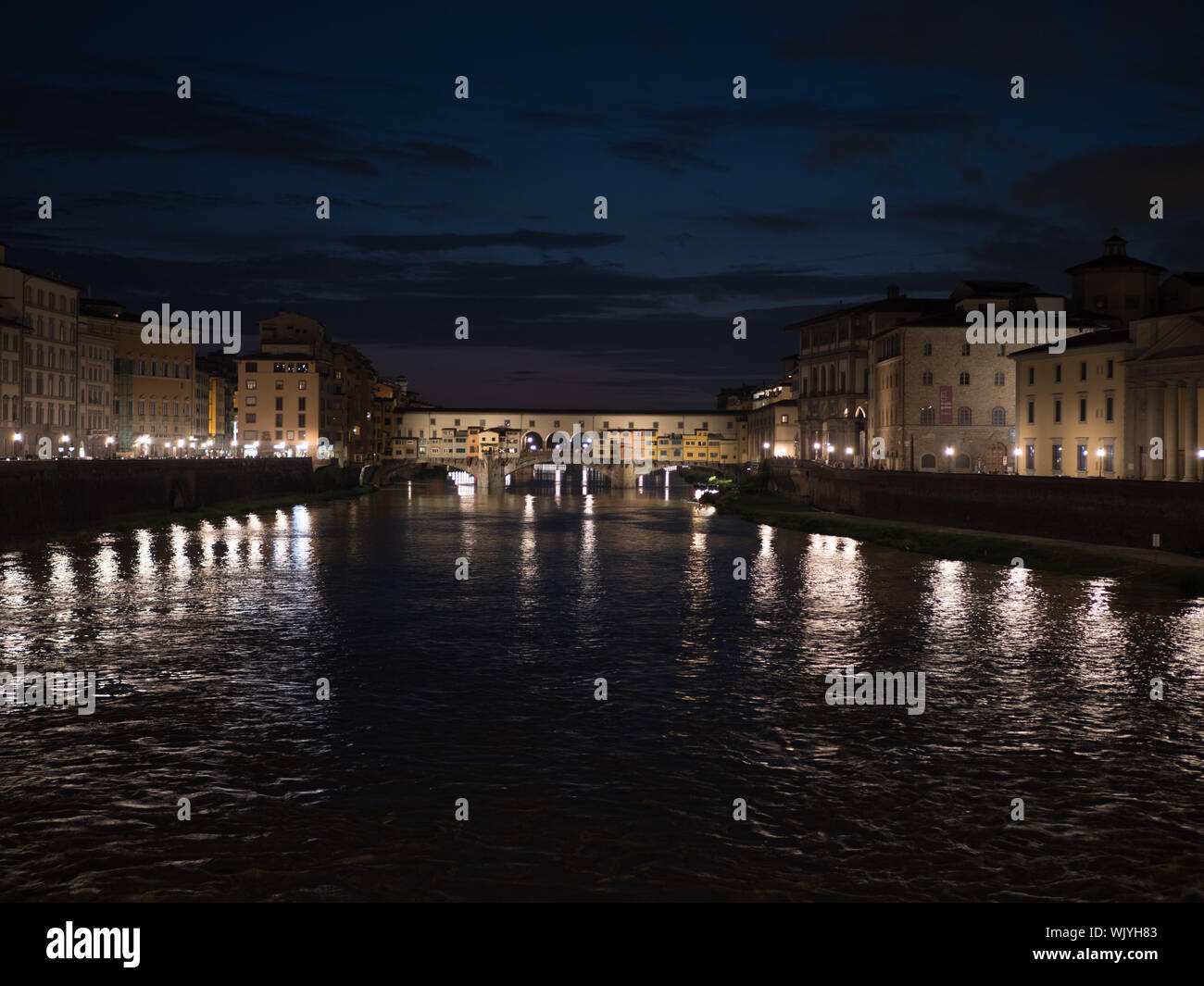 Tempo di notte vista di Firenze, Ponte Vecchio, Palazzo Vecchio e il Duomo di Firenze, Italia. Architettura di Firenze e punto di riferimento dello skyline di Firenze Foto Stock