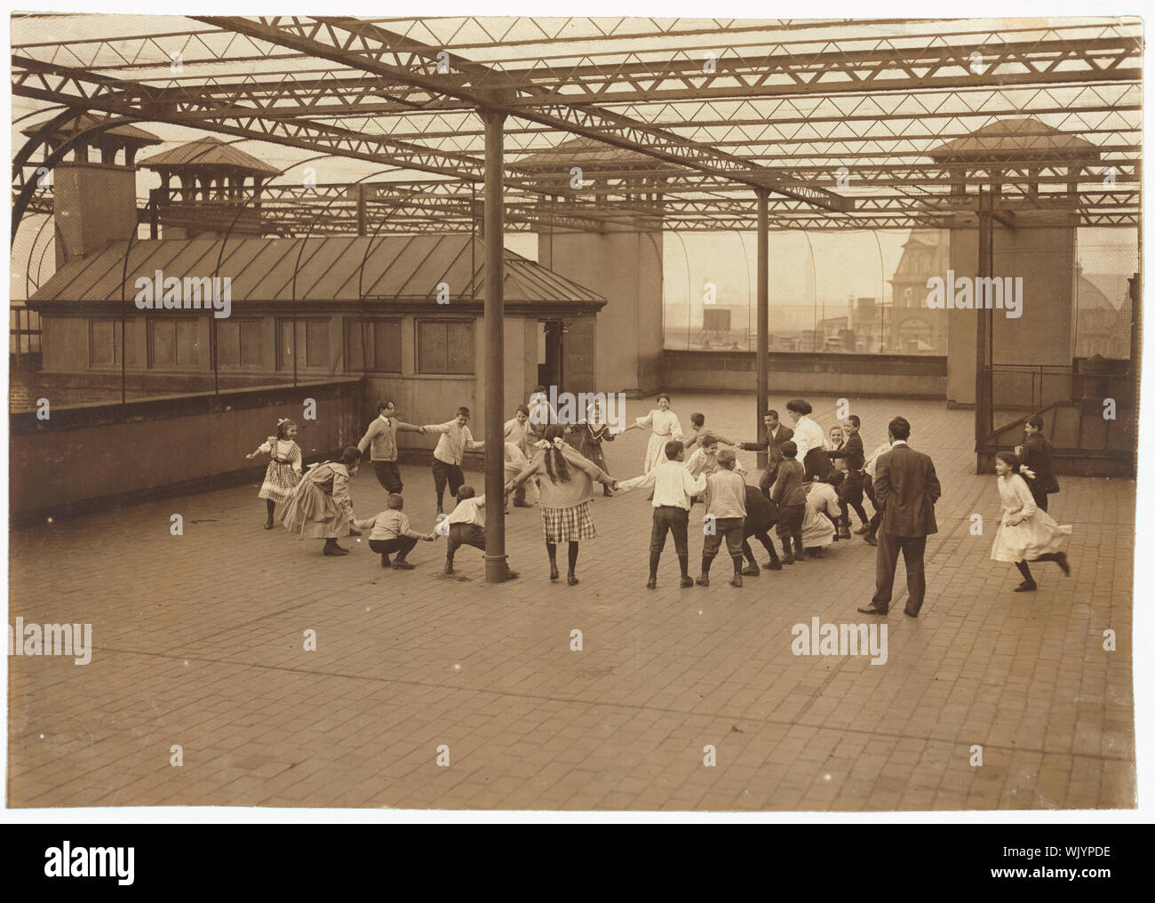 Figli di immigrati di imparare a giocare nel giardino sul tetto della scuola di Washington. Boston 1915 presentano. Abstract: Fotografie dal record della Nazionale di Lavoro Minorile Comitato (USA) Foto Stock