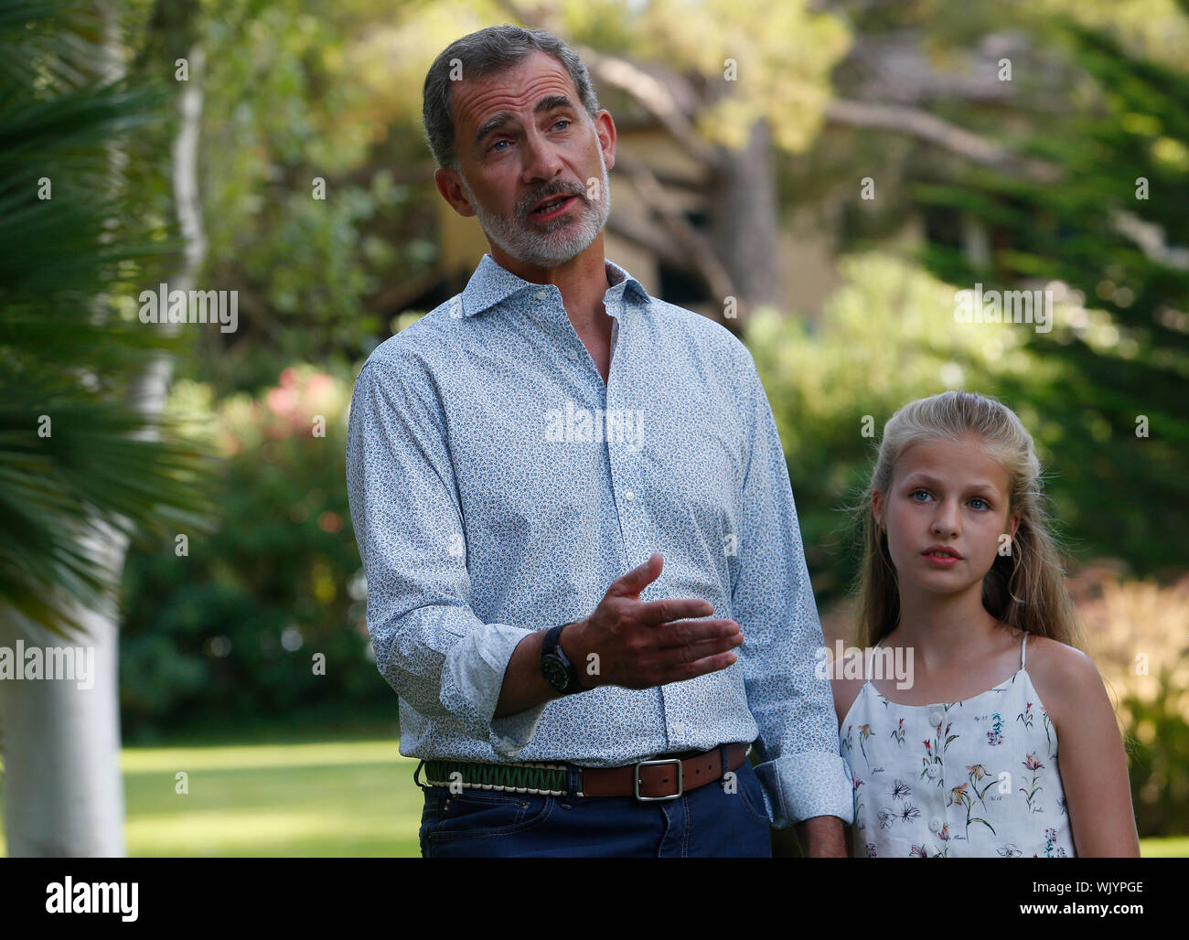 Palma de Mallorca / Spagna- Agosto 4, 2019: Spagna famiglia reale re Felipe e Regina Letizia con la principessa Leonor e Sofia pongono in Palazzo Marivent Foto Stock