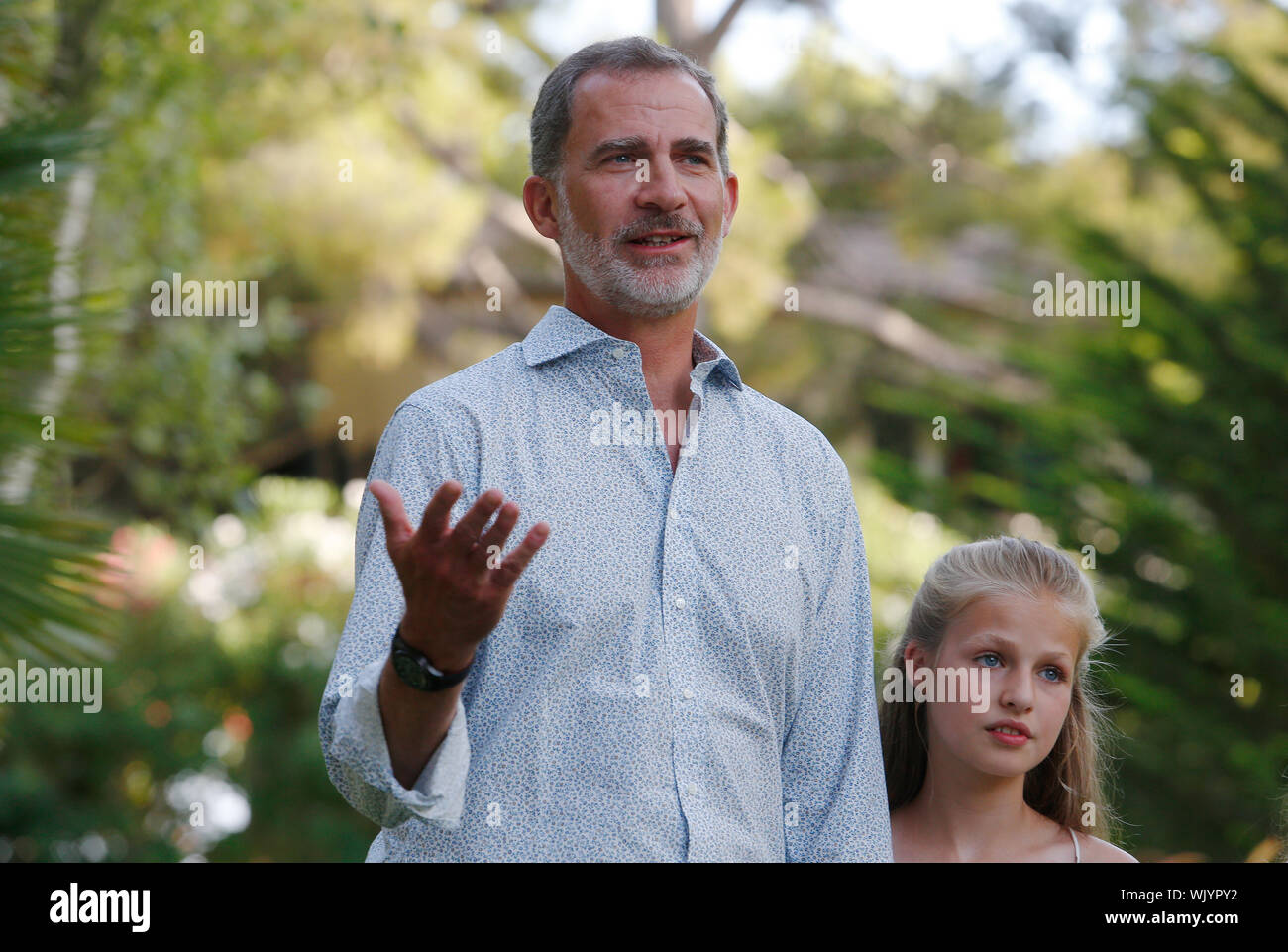 Palma de Mallorca / Spagna- Agosto 4, 2019: Spagna famiglia reale re Felipe e Regina Letizia con la principessa Leonor e Sofia pongono in Palazzo Marivent Foto Stock