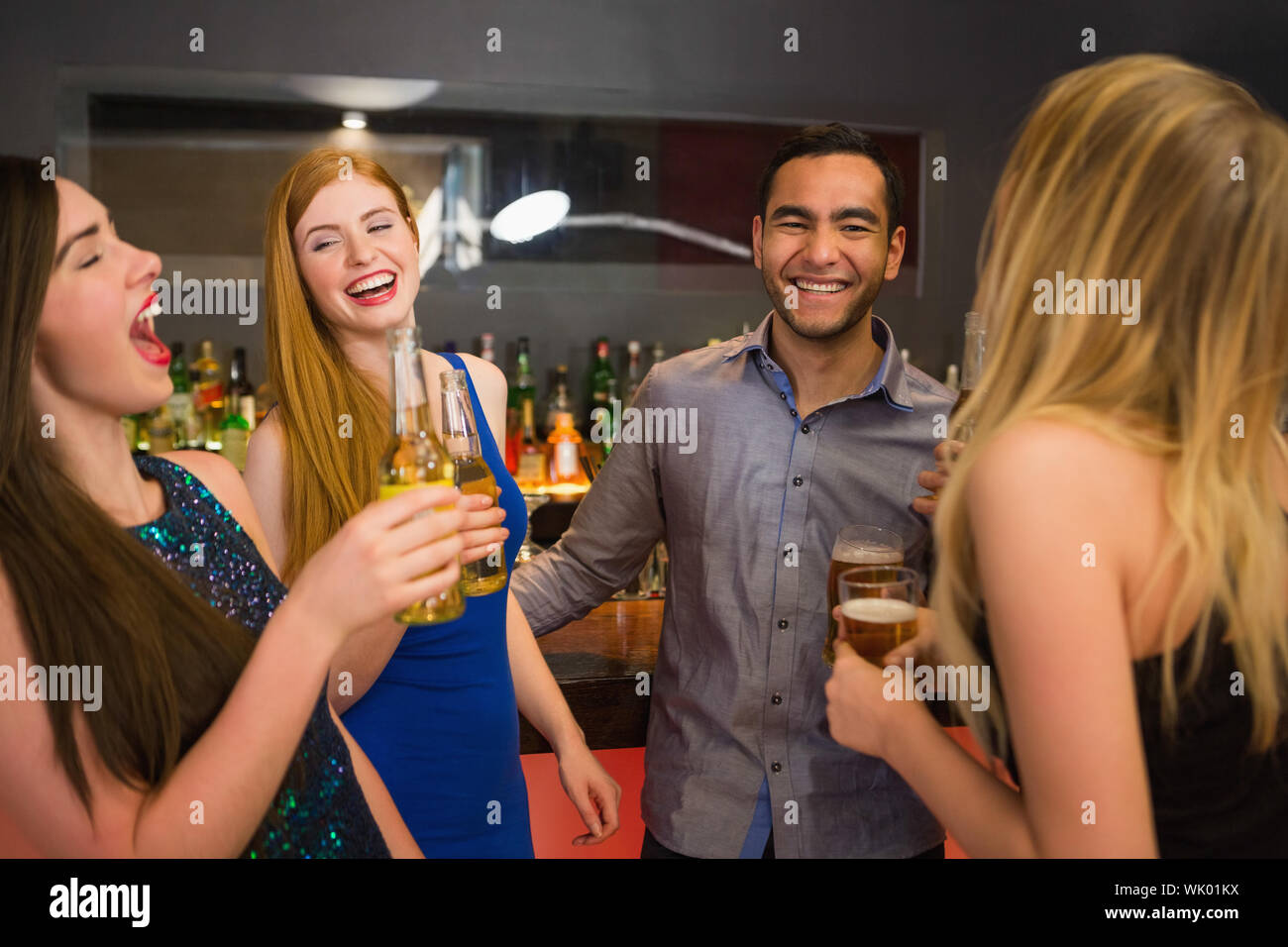 Ridere gli amici a bere birre Foto Stock