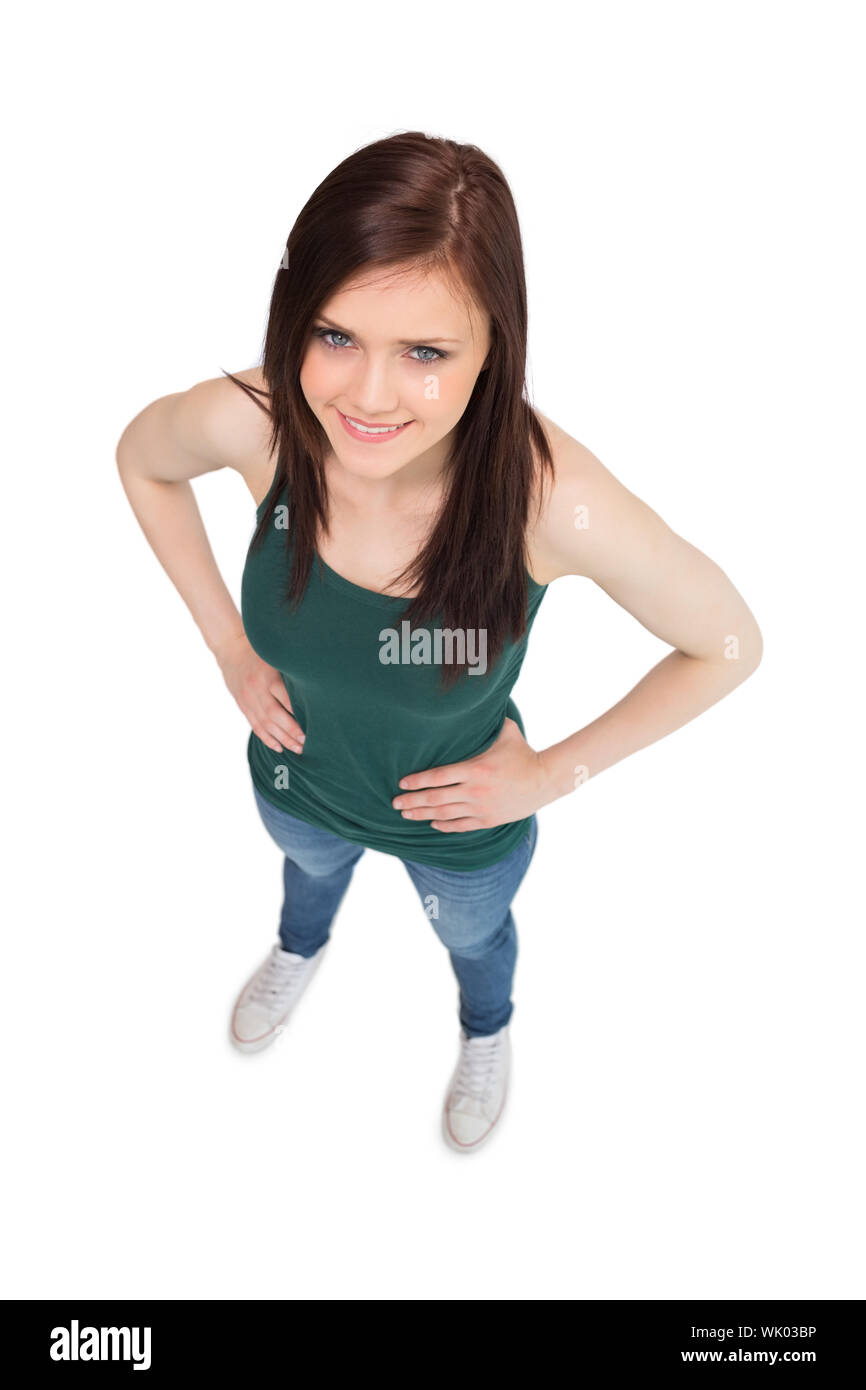 Angolo di Alta Vista Allegra donna informale in posa Foto Stock