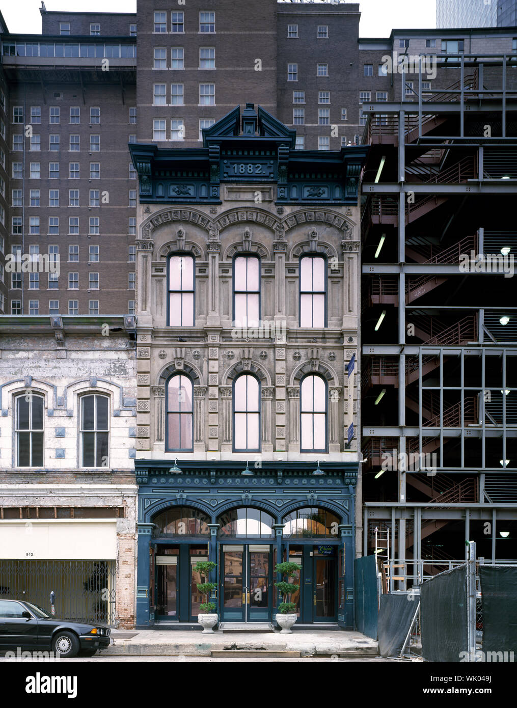 In una città di luccicanti grattacieli moderni, questo è uno dei pochi vecchi edifici per uffici a Houston, Texas Foto Stock