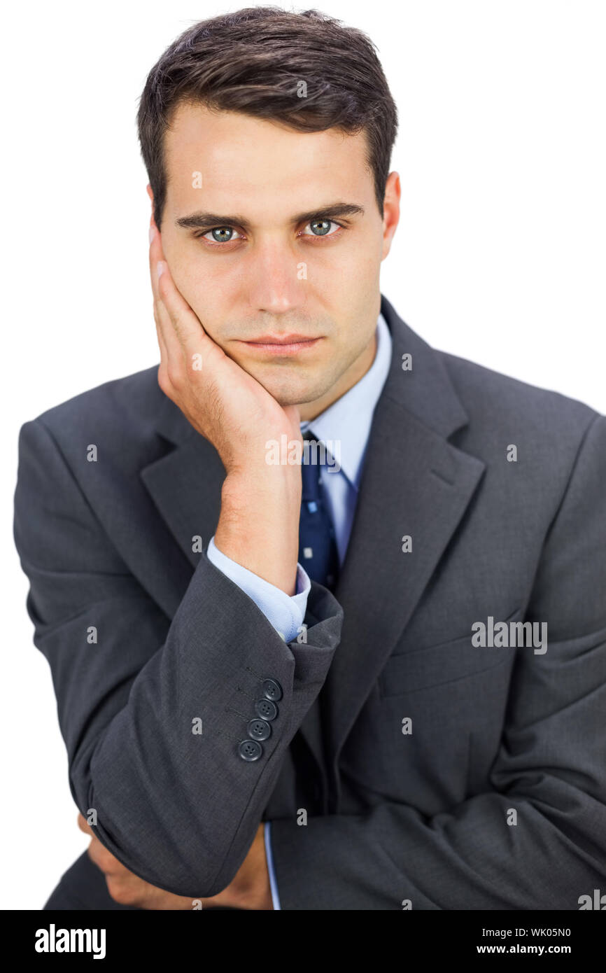 Imprenditore concentrato guardando la fotocamera Foto Stock