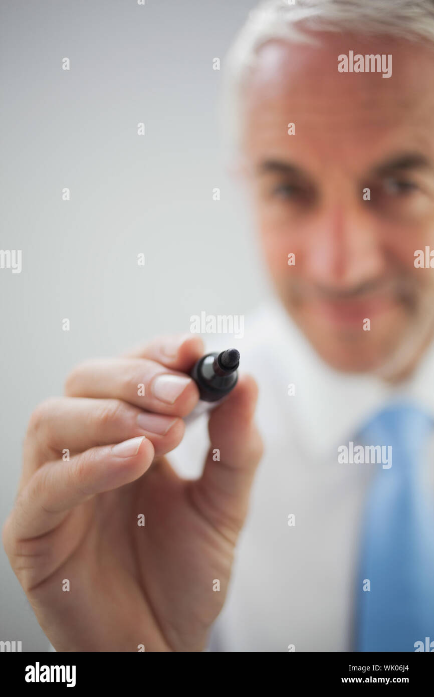 Close up di un imprenditore concentrato tenendo un marcatore Foto Stock