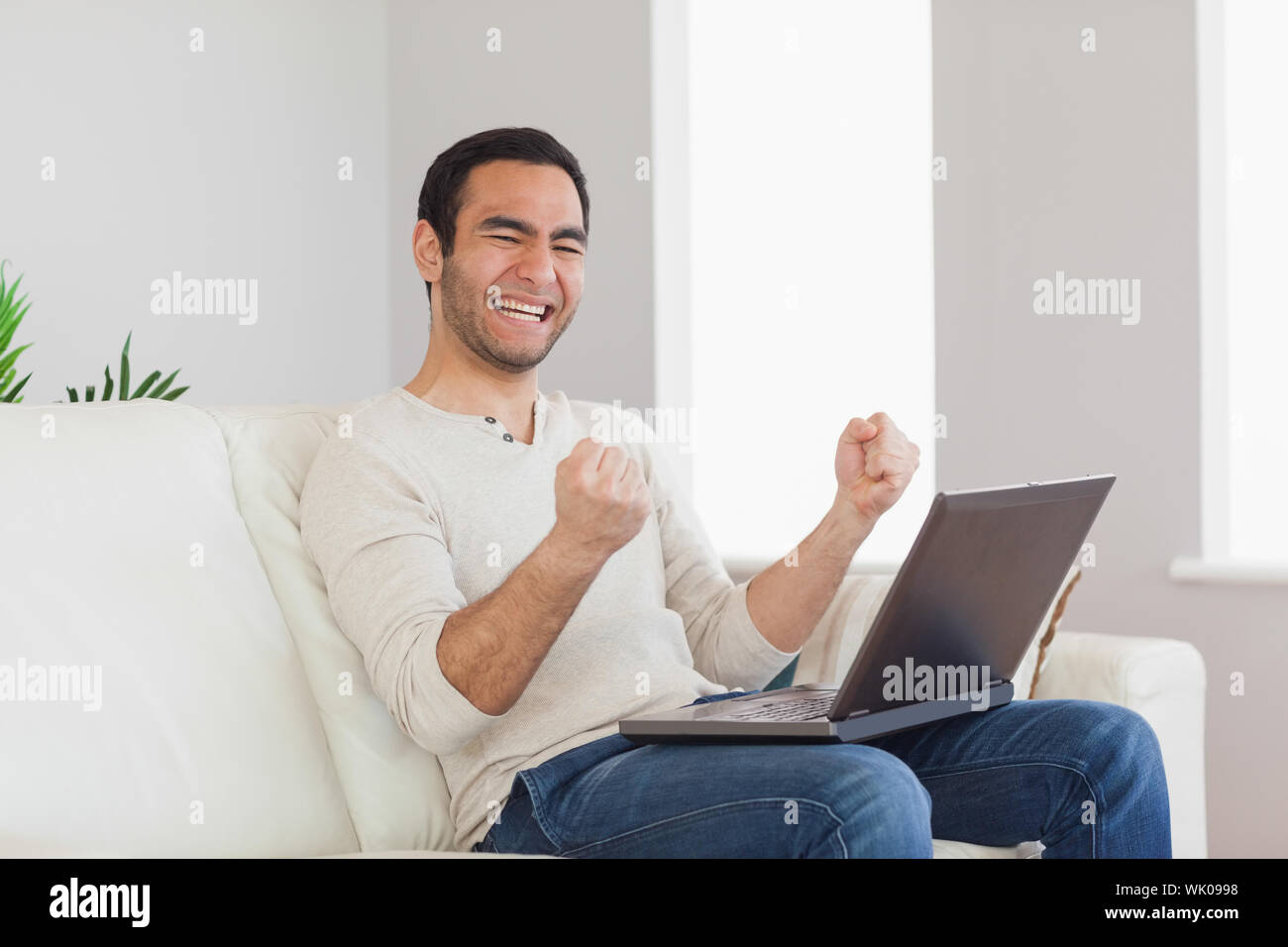 Successo uomo informale il tifo Foto Stock