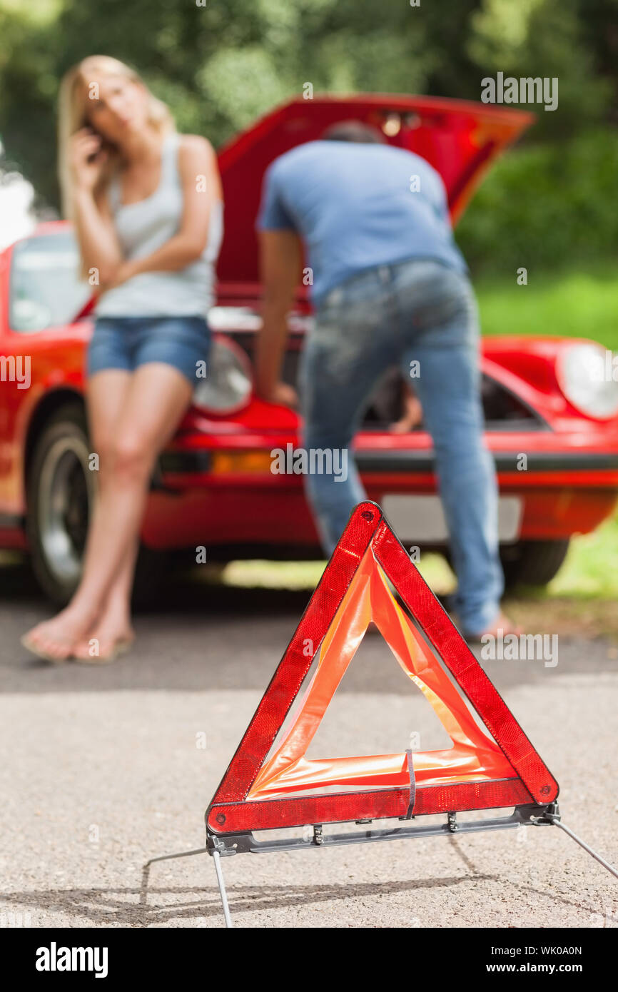 Vicino sul triangolo segno di avvertimento Foto Stock