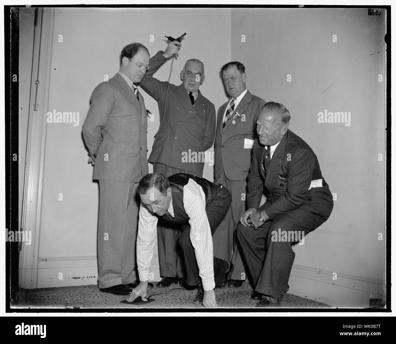 In spotlight come A.A.U. apre il Golden Jubilee Convenzione. Washington D.C., Dic. 2. Segnando il suo Giubileo d oro, Amateur Athletic Union oggi convocata per il cinquantesimo anniversario di convenzione al Willard Hotel. Invio di John J. MaGee, allenatore di Bowdoin College di Brunswick, ME., off per un immaginario della gara, sono, da sinistra a destra. Avery Brudage, presidente della American Comitato Olimpico - Lawson Robertson, la via e il campo pullman a Univ. della penna. - Il giudice Samuel E. Hoyt, presidente di A.A.U. - E Charles Gevecker, membro del A.A.U. Comitato di inscatolamento Foto Stock