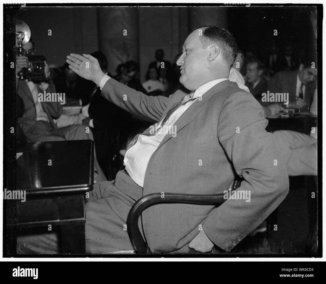 In spotlight in libertà civili audizione. Washington, 2 luglio. Stiamo andando a mantenere questa pianta aperta che vi piaccia o no, la polizia di Chicago ha detto a John B. Riffe, C.I.O. organizzatore, secondo questa testimonianza prima del Senato Commissione parlamentare libertà civili di oggi. Egli ha detto di andare al Reublic Steel Corp., impianti la notte lo sciopero è stato chiamato e trovato circa 150 poliziotti con il cap. James L. Mooney in carica. La situazione era tesa Riffe detto, 7/2/37 Foto Stock