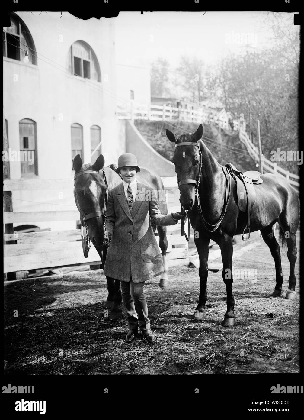 In spotlight all apertura di Washington Horse Show. Mary Parker Corning, figlia del rappresentante e la Sig.ra Parker ...rning di New York, con il rosso e la gioia, la sua preferita purosangue in apertura di Washington Horse Show oggi Foto Stock