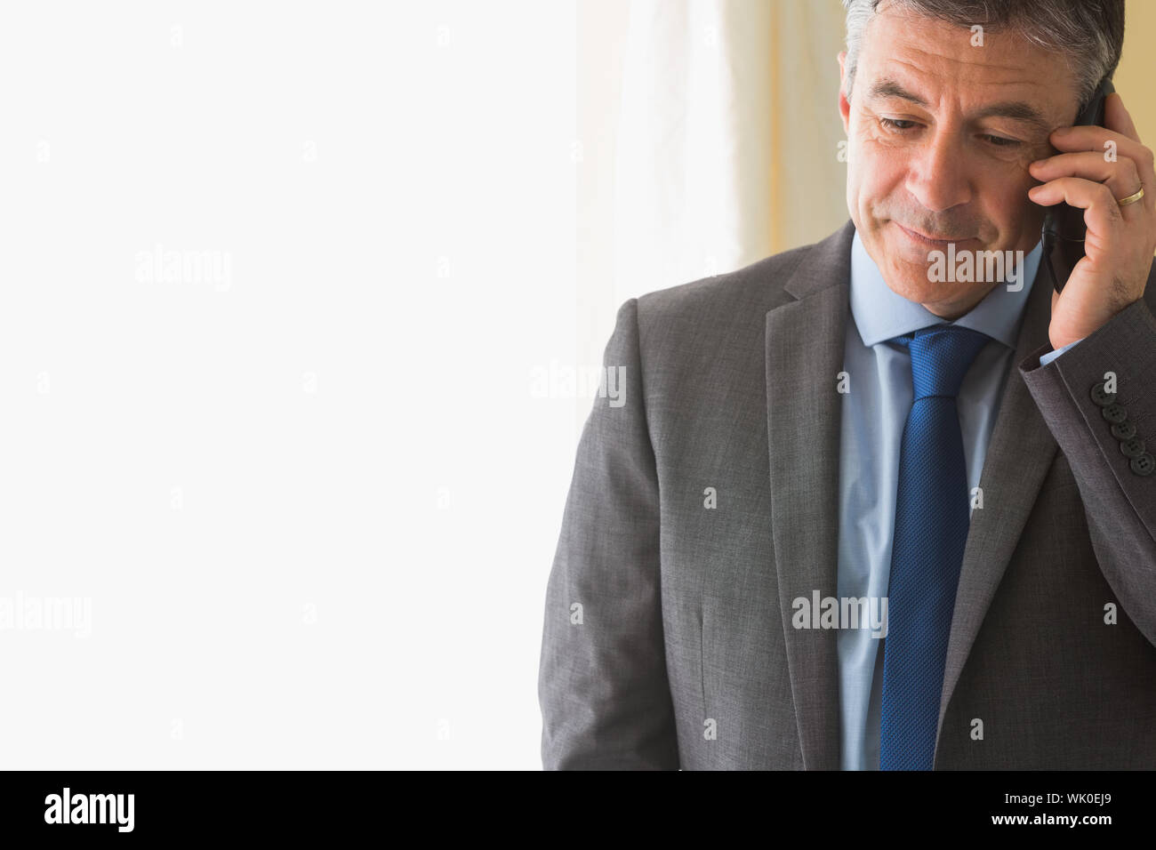 Concentrate l uomo chiamando qualcuno con il suo telefono cellulare Foto Stock