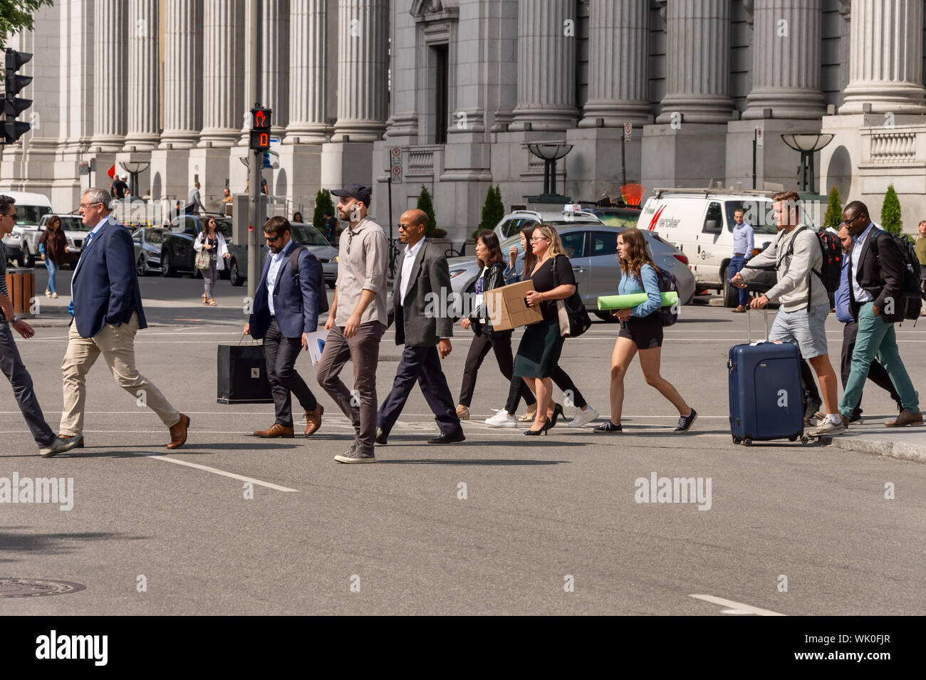Toronto, Canada - 3 Settembre 2019: una folla di persone che attraversano Metcalfe street nel centro di Montreal. Foto Stock