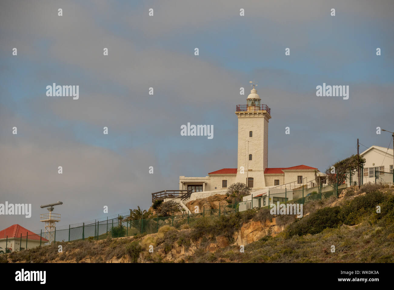 Mossel Bay, Sud Africa - il Capo St Blaize Lighthouse su una collina sopra la città costiera sulla Garden Route del Sud Cape Foto Stock