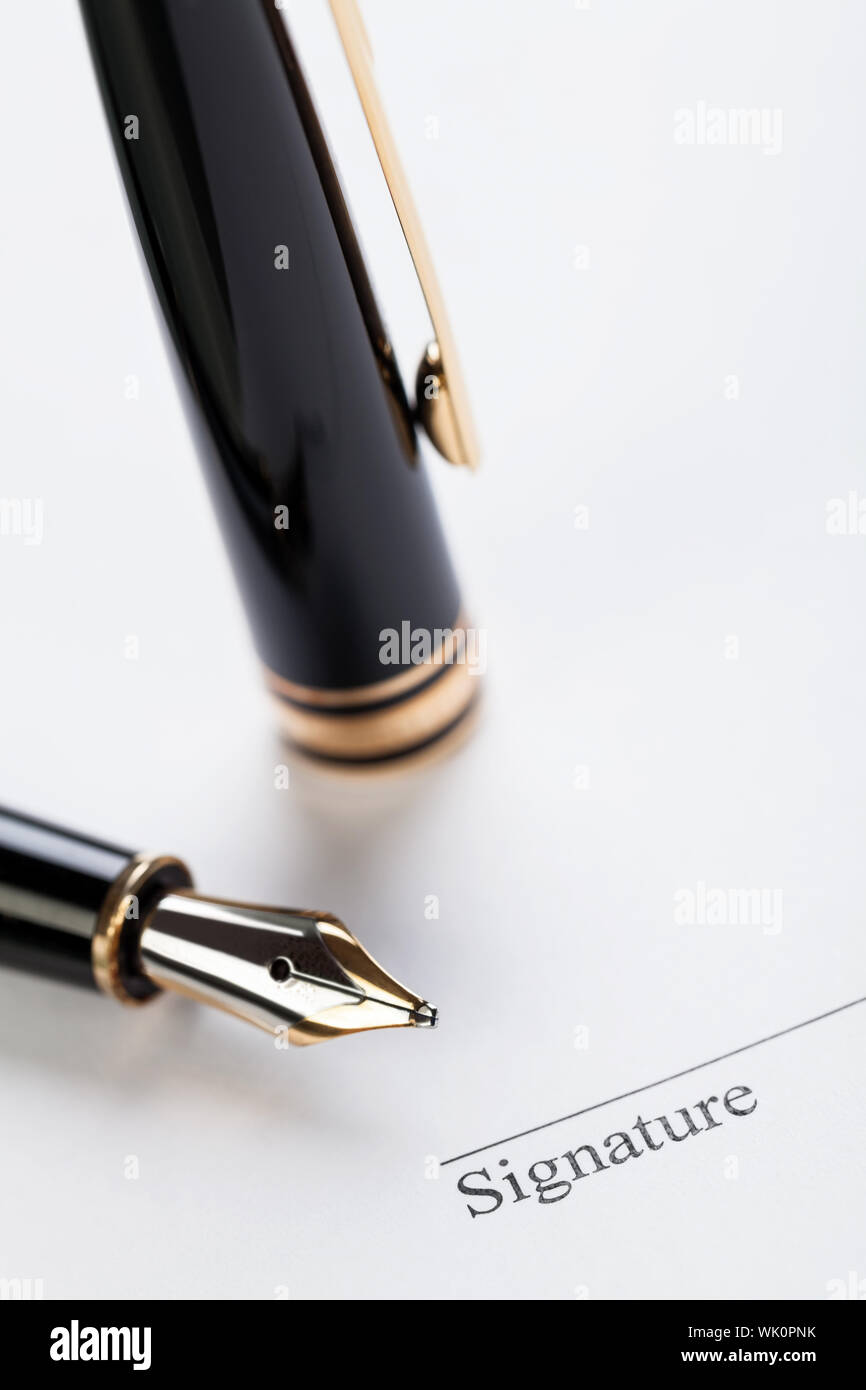 Macro closeup firmare il documento contratto di riempimento della penna Foto Stock