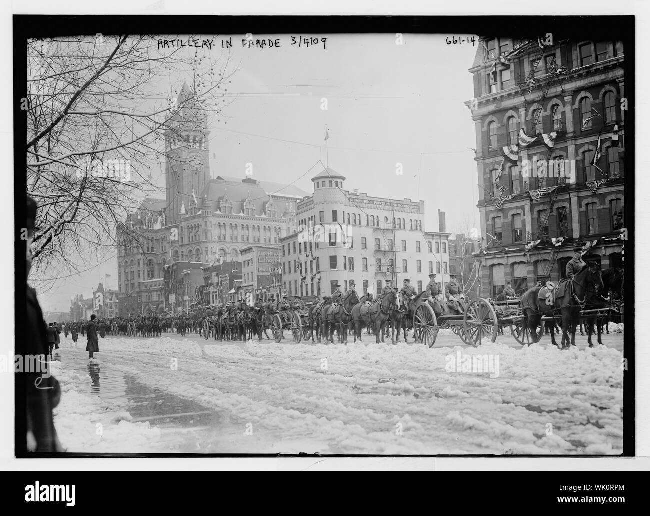 Parata inaugurale per Taft; Parata inaugurale per Taft, artiglieria, su Penn. Ave., la foto mostra il vecchio ufficio postale, 1100 Pennsylvania Avenue, N.W., a sinistra. Gibson Bros Stampanti e legatori è palazzo turrito al centro, a 13th Street.Washington, D.C. Foto Stock