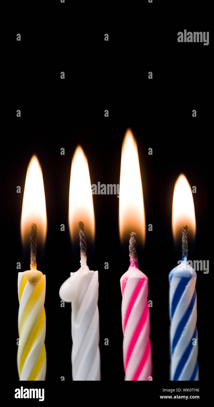 Compleanno di masterizzazione candele su sfondo nero Foto Stock