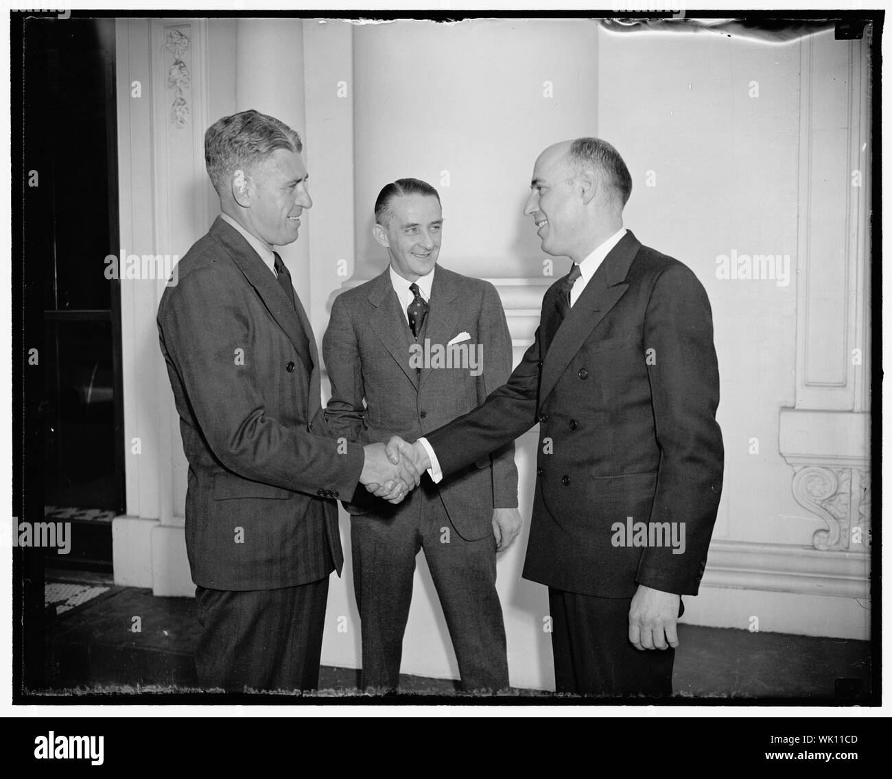 In entrata e in uscita. Washington, 14 aprile. Oggi segnato il cambiamento in capo uscieri alla Casa Bianca. Raymon Muir, che ha rassegnato le dimissioni come direttore di usher oggi per diventare assistente del capo della divisione internazionale del Dipartimento di Stato, è l'addio da Howell Crim, il suo successore. Nel centro è Charles Claunch, un uomo arruolato nella Marina Militare degli ultimi venti anni, che è stato nominato un usciere dal presidente Roosevelt, 4/14/38 Foto Stock