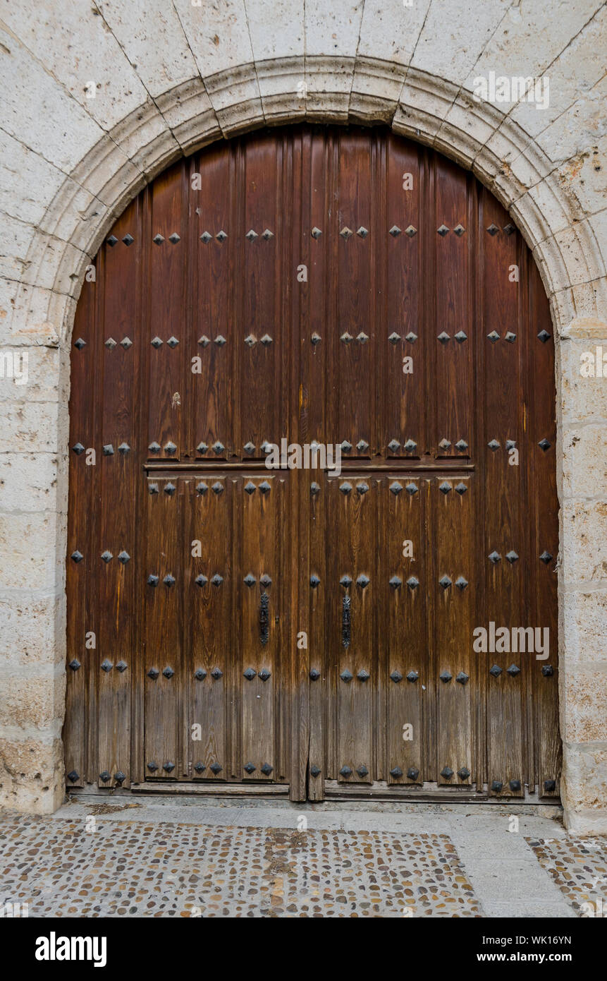 Vecchia porta in legno che conduce a Valladolid, "Castilla y Leon, Spagna. Foto Stock