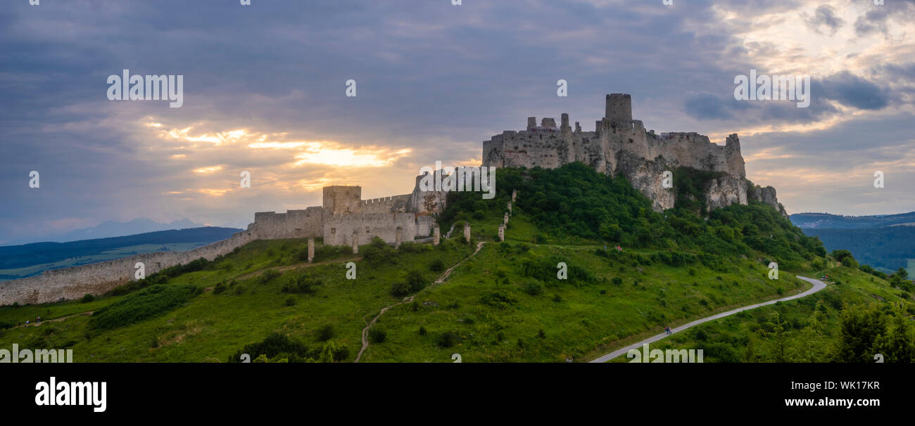 Le rovine del castello di Spissky (Spissky hrad), in Slovacchia, uno dei castelli più grandi in Europa Foto Stock