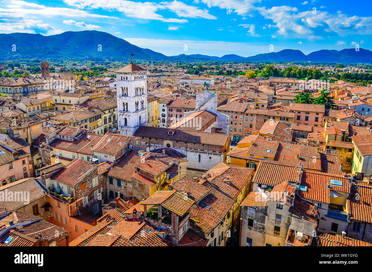 Vista panoramica di Lucca colorato dal Villaggio Torre delle Ore, Lucca, Italia Foto Stock