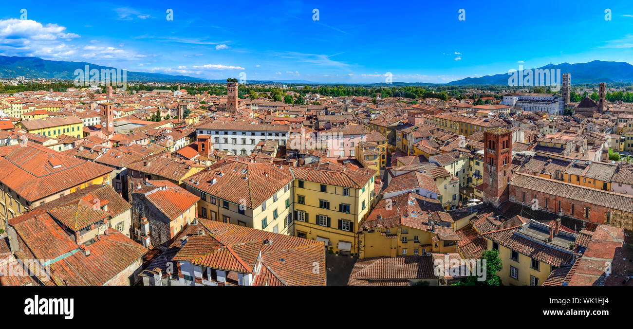 Vista panoramica splendida città italiana Luca, visto dalla Torre delle Ore TORRE, Italia Foto Stock