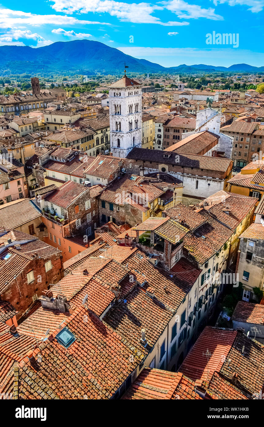Scenic vista verticale di Lucca villaggio colorato dalla Torre delle Ore, Lucca, Italia Foto Stock