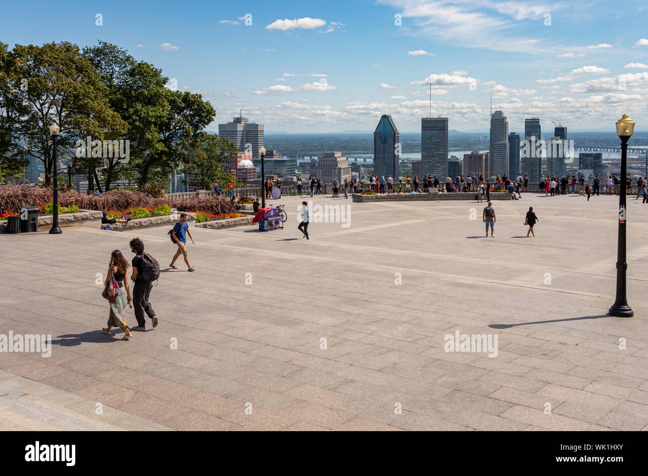 Montreal, CA - 3 Settembre 2019: turisti godendo della vista dello skyline di Montreal dal Belvedere Kondiaronk in estate. Foto Stock