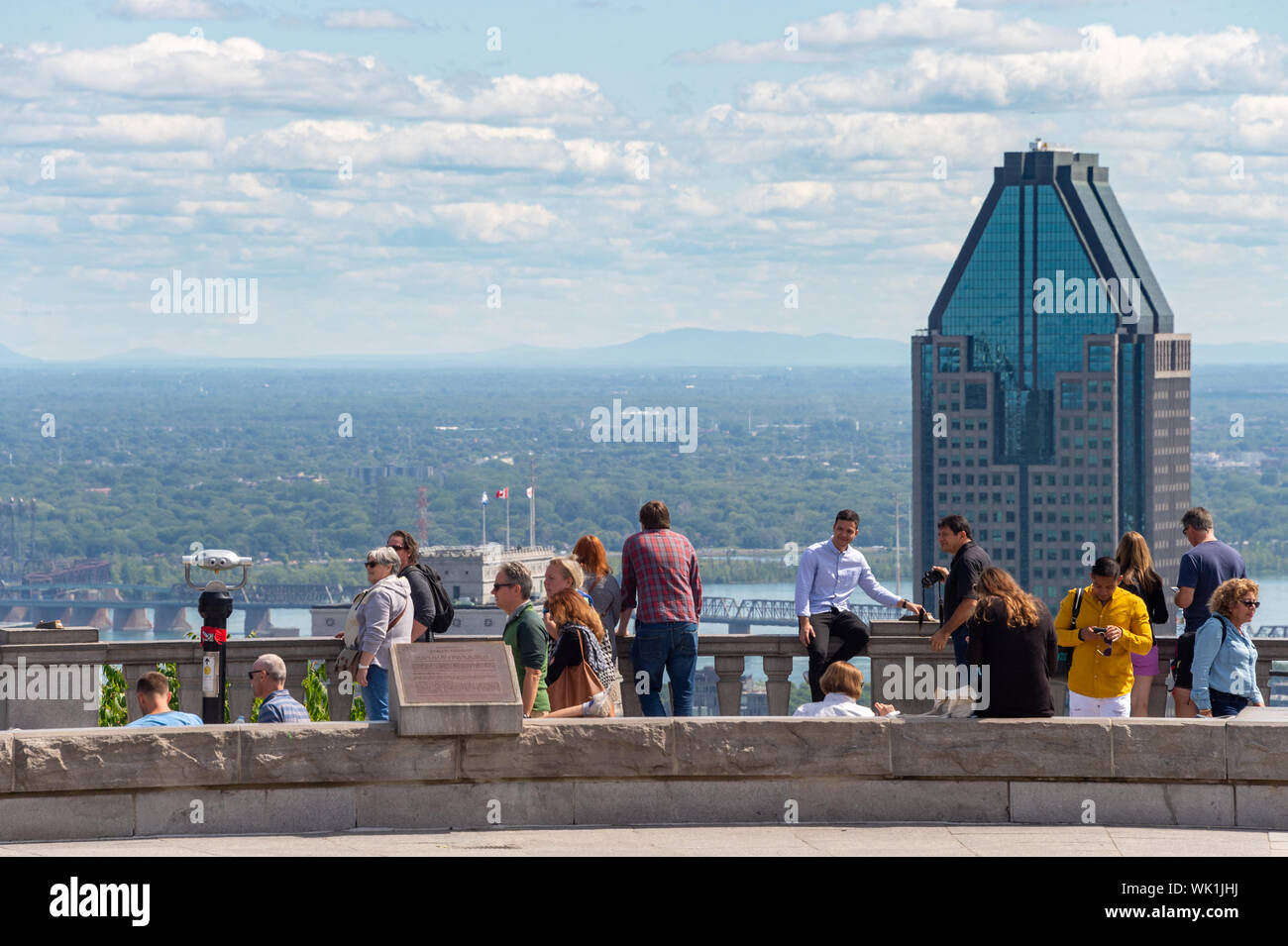 Montreal, CA - 3 Settembre 2019: turisti godendo della vista dello skyline di Montreal dal Belvedere Kondiaronk in estate. Foto Stock