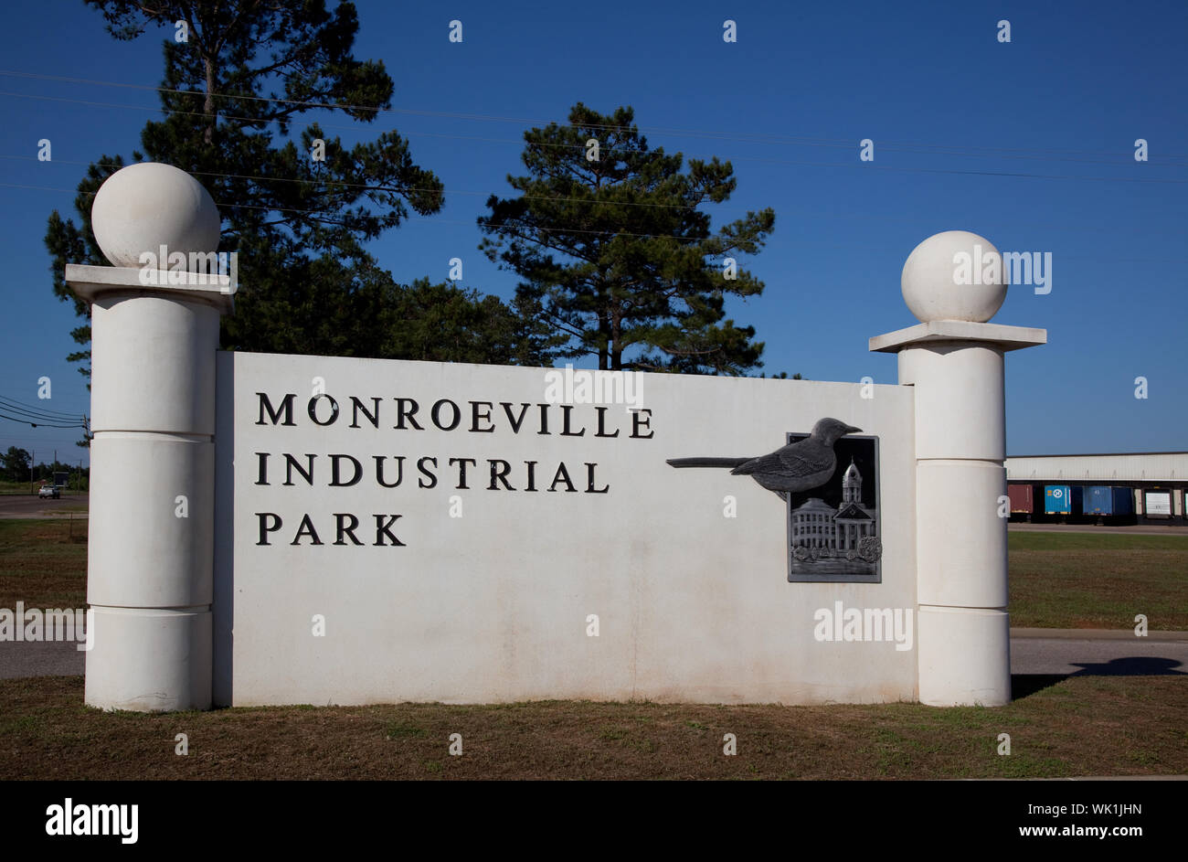 Sito industriale logo in Monroeville, Alabama, mostrando l'uccello e il vecchio Monroe County Courthouse utilizzata nel gioco per uccidere un Mockingbird da parte di un residente Harper Lee Foto Stock