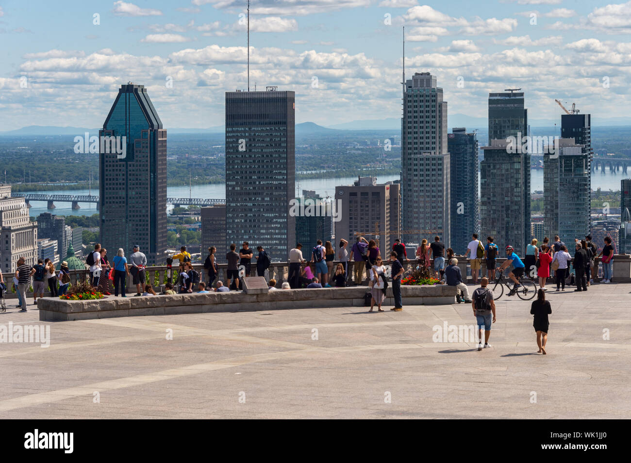 Montreal, CA - 3 Settembre 2019: turisti godendo della vista dello skyline di Montreal dal Belvedere Kondiaronk in estate. Foto Stock