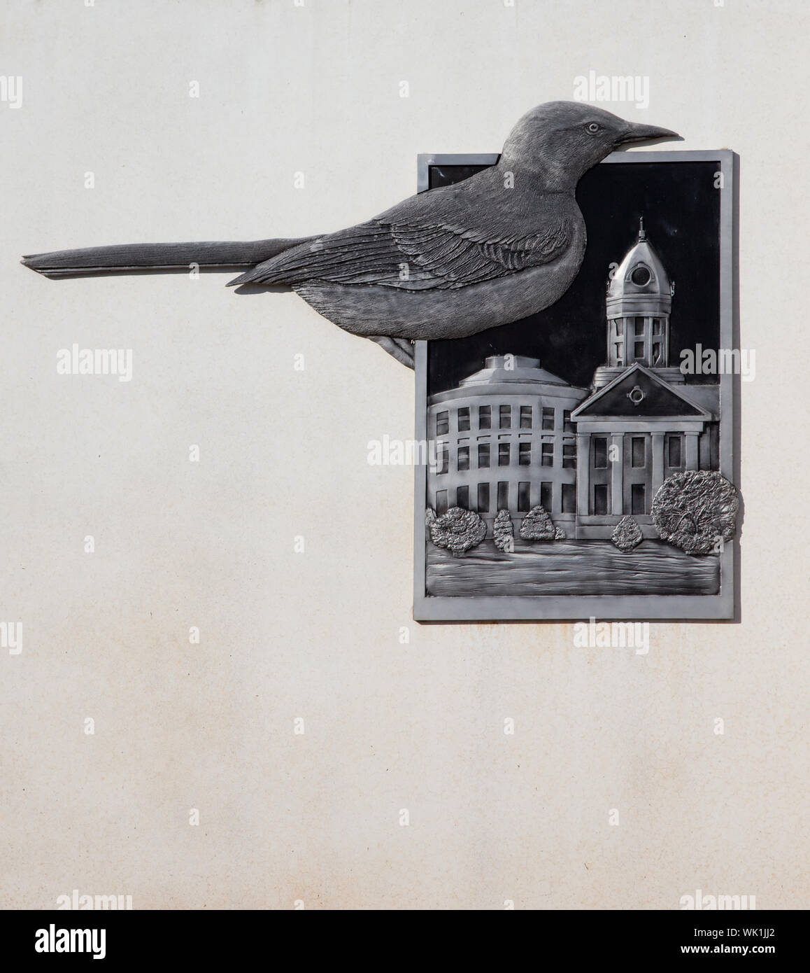 Sito industriale logo in Monroeville, Alabama, mostrando l'uccello e il vecchio Monroe County Courthouse utilizzata nel gioco per uccidere un Mockingbird da parte di un residente Harper Lee Foto Stock