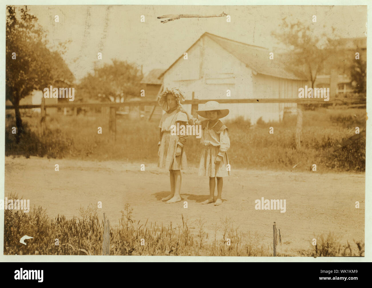 Inez Johnson (nove anni) e Lily, sua cugina (sette anni). Entrambe sono state aiutando la signora Johnson, una roccatrice in Tupelo (miss) Cotton Mills. Inez dice che funziona regolarmente. Abstract: Fotografie dal record della Nazionale di Lavoro Minorile Comitato (USA) Foto Stock
