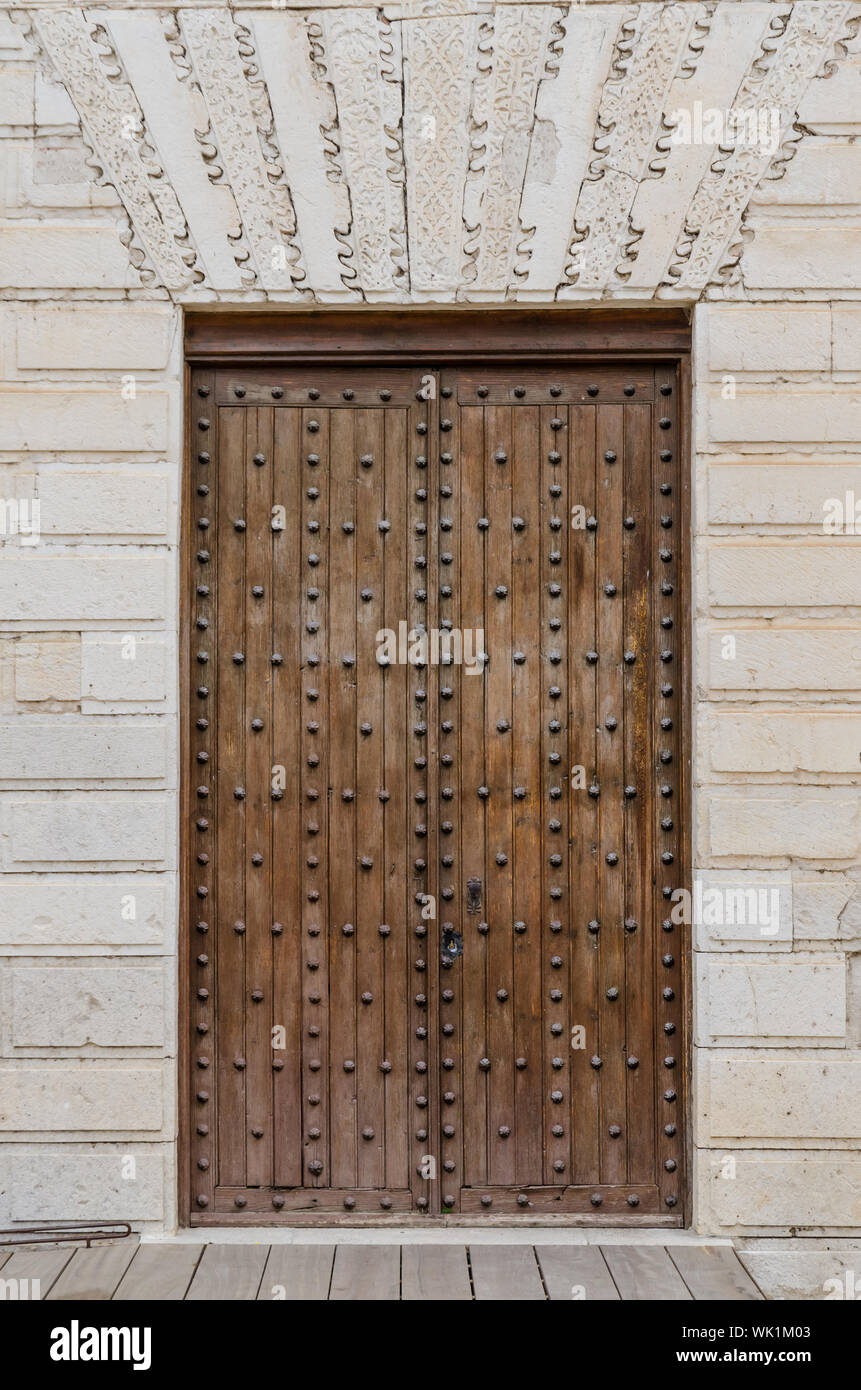 Vecchia porta in legno che conduce a Valladolid, "Castilla y Leon, Spagna. Foto Stock