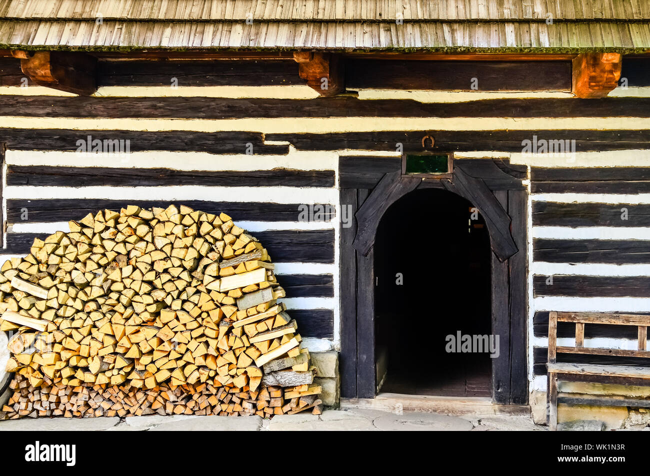 Ingresso al tradizionale cottage con catasta di legna da ardere, Slovacchia Foto Stock