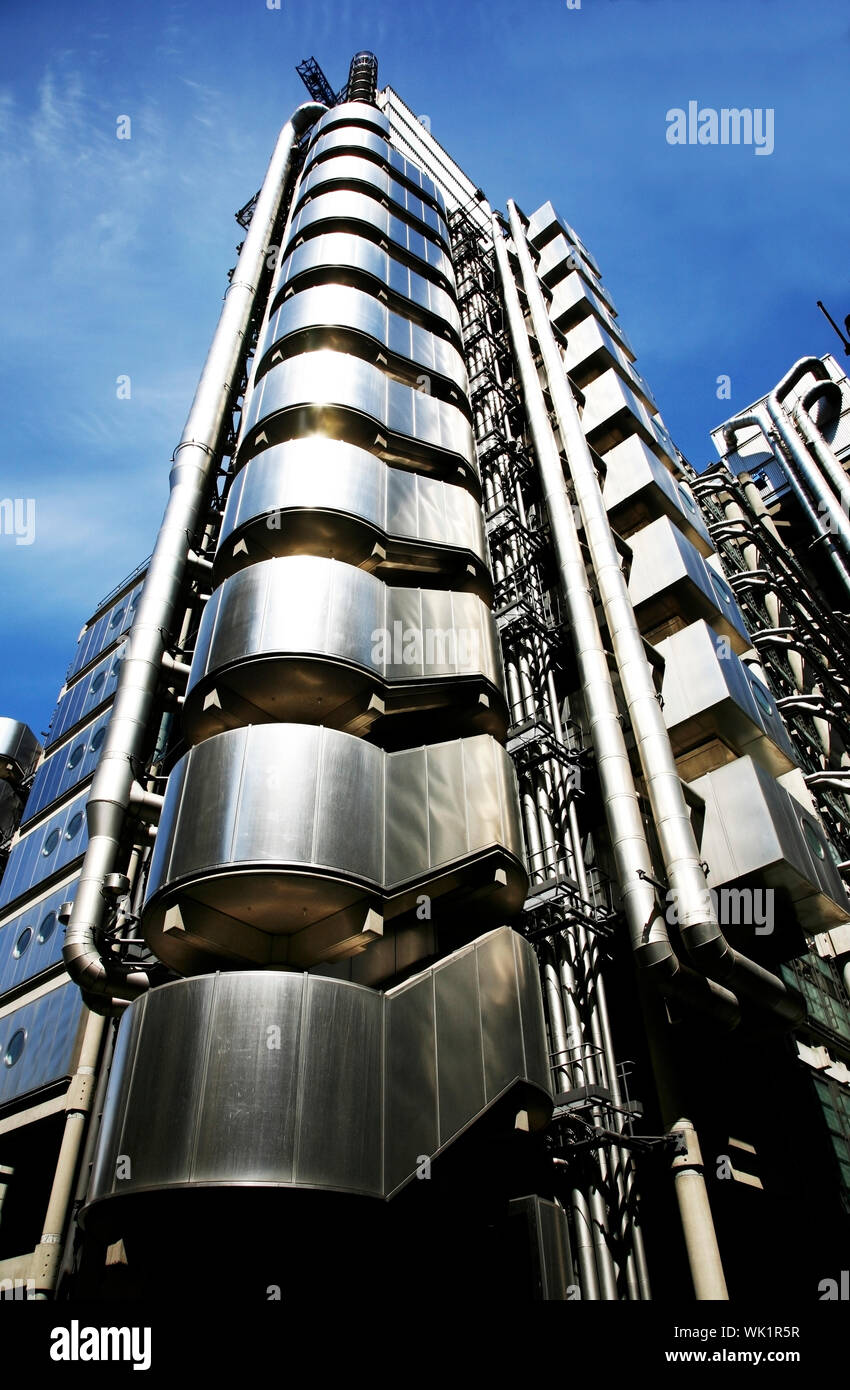 Londra - 25 Maggio: al di fuori della vista dei Lloyd's, la costruzione di un grattacielo nella City di Londra, 95,1 metri di altezza, 14 piani, completato nel 1986, visto da ped Foto Stock