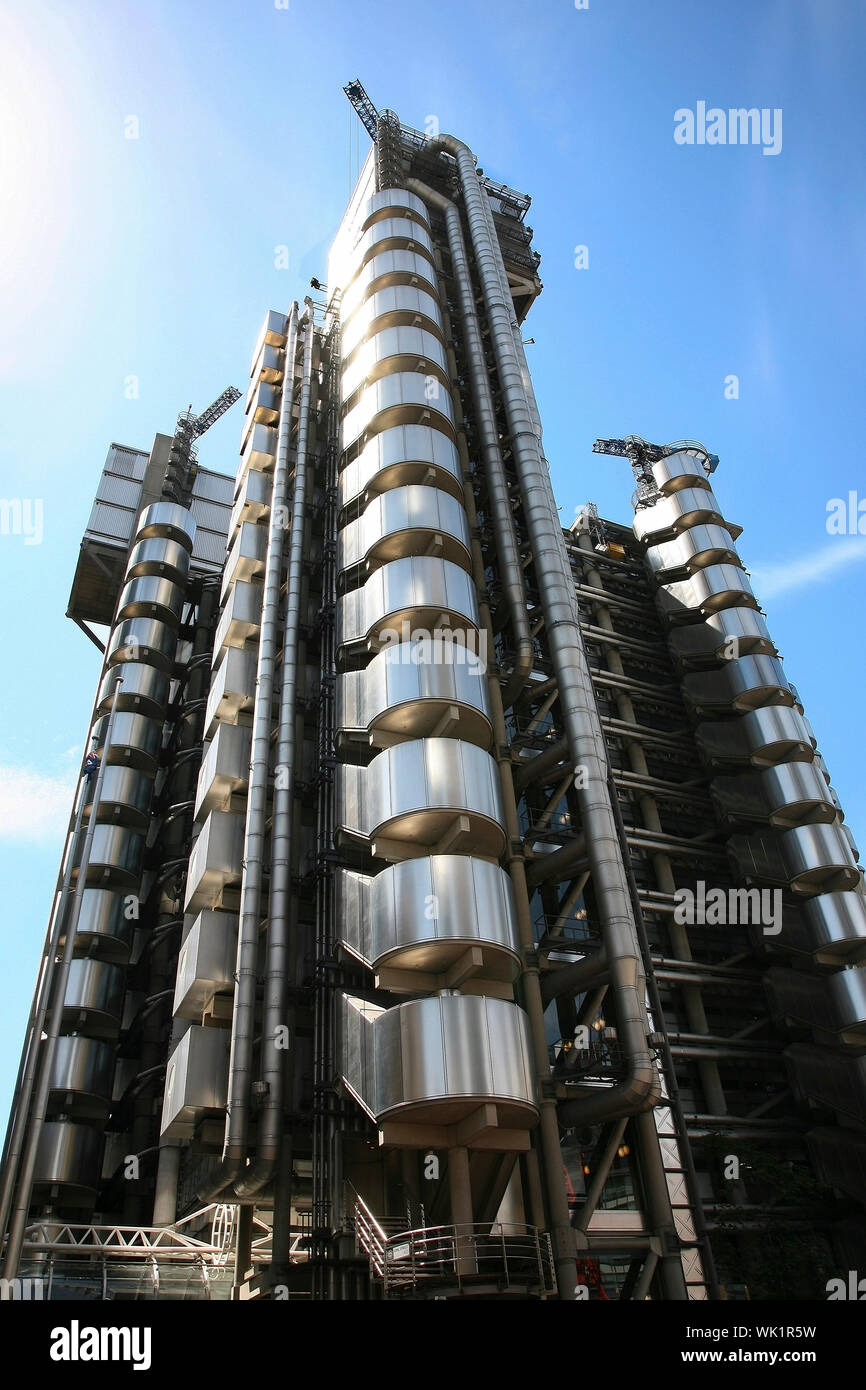 Londra - 25 Maggio: al di fuori della vista dei Lloyd's, la costruzione di un grattacielo nella City di Londra, 95,1 metri di altezza, 14 piani, completato nel 1986, visto da ped Foto Stock