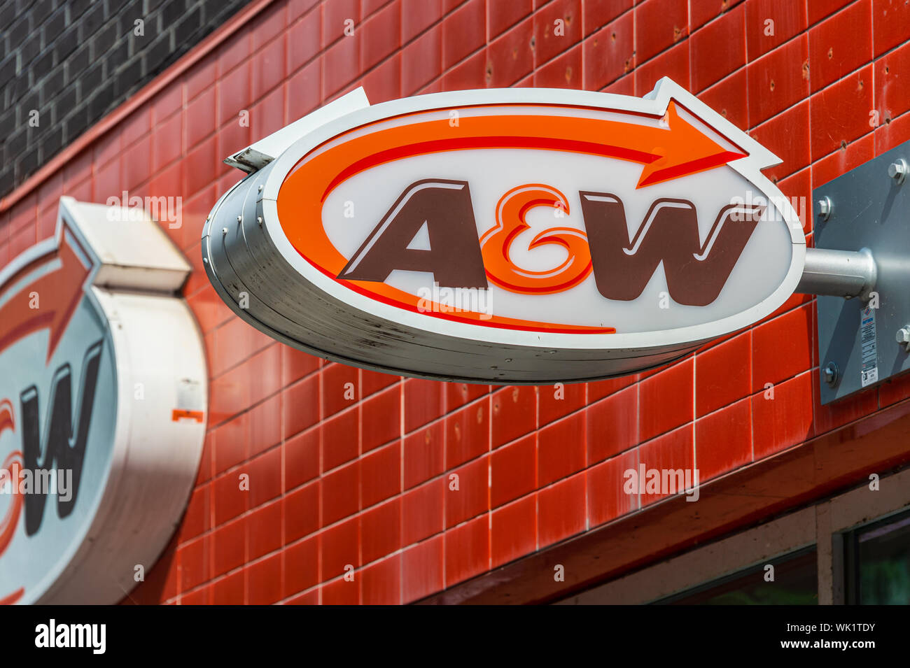 Montreal, CA - 3 Settembre 2019: A&W segno sulla facciata del ristorante fast food su Sainte-Catherine street. Foto Stock