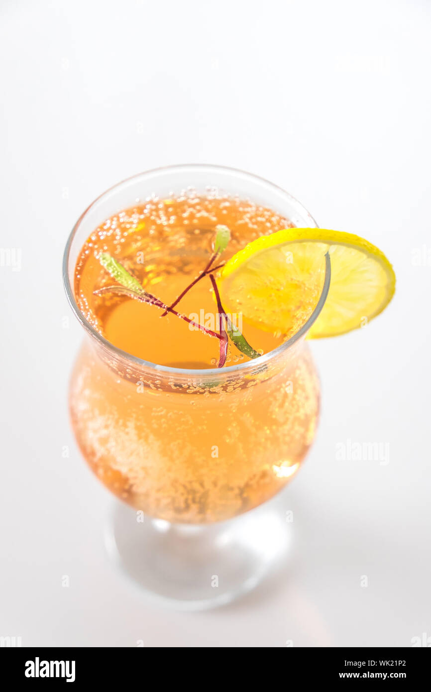 Cocktail o mocktail guarnita con barbabietola microgreens e fetta di lime isolare su bianco Foto Stock