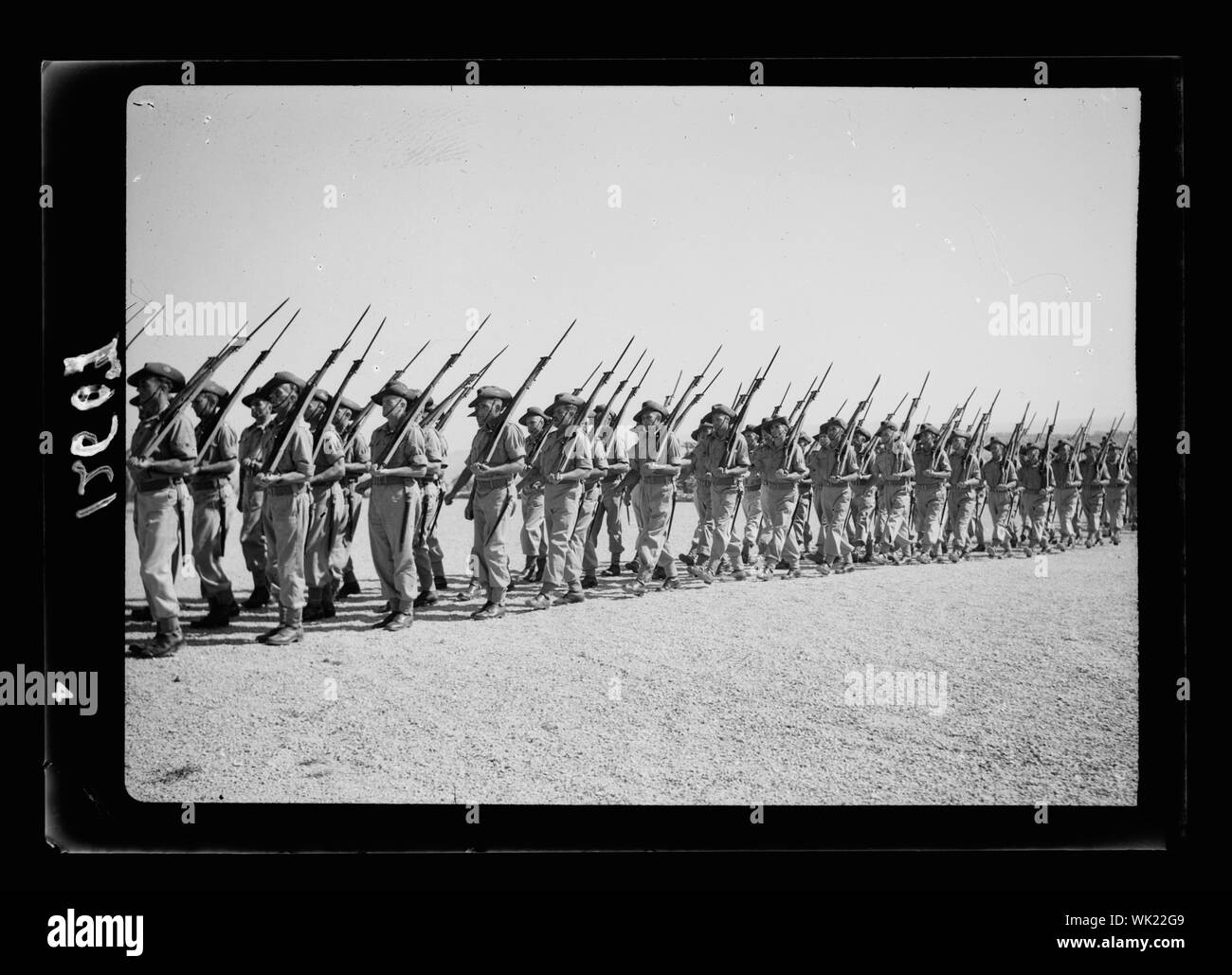 Ispezione della Guardia australiana di onore al palazzo del governo da parte del Duca di Gloucester il 15 maggio 1942. Riparo sul marzo Foto Stock