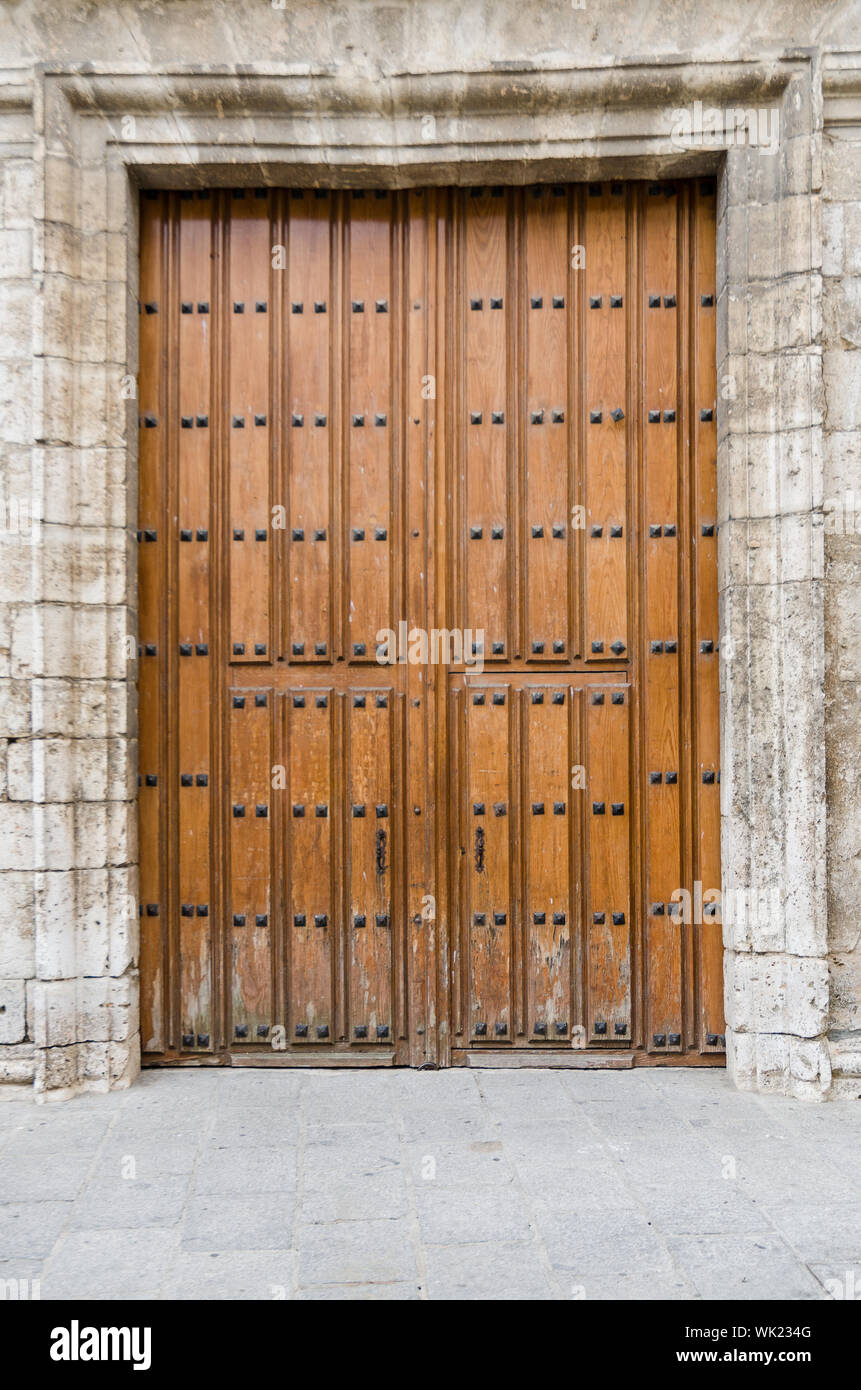 Vecchia porta in legno che conduce a Valladolid, "Castilla y Leon, Spagna. Foto Stock