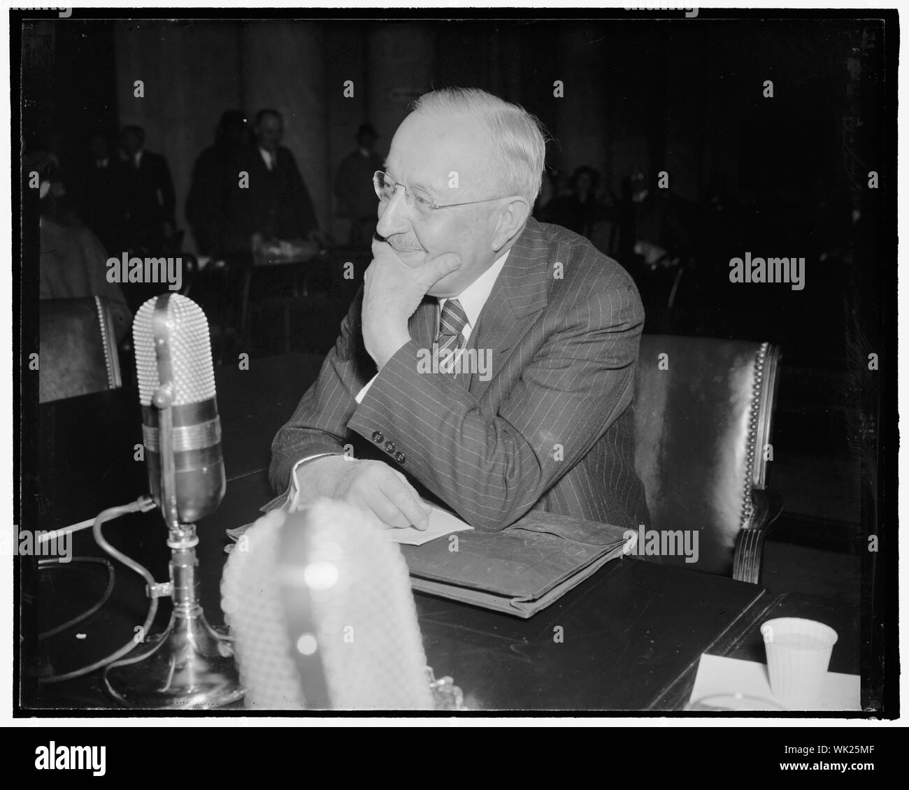 Assicurazione del magnate racconta di $100.000.000 dividendi agli azionisti. Washington D.C., Feb. 7. Frederick H. Eckner, presidente del consiglio di amministrazione della Metropolitan Life Insurance Co., ha detto il monopolio del Comitato di studio che negli ultimi dieci anni di media annuale di dividendi rappresentato $100000000. Egli ha detto che voleva staccare l'impressione che $20,900,000,000 eccedenza di entrate rispetto alle spese di riserva 308 compagnie di assicurazione sulla vita tra il 1918 e il 1937 ha rappresentato il profitto, 2-7-39 Foto Stock