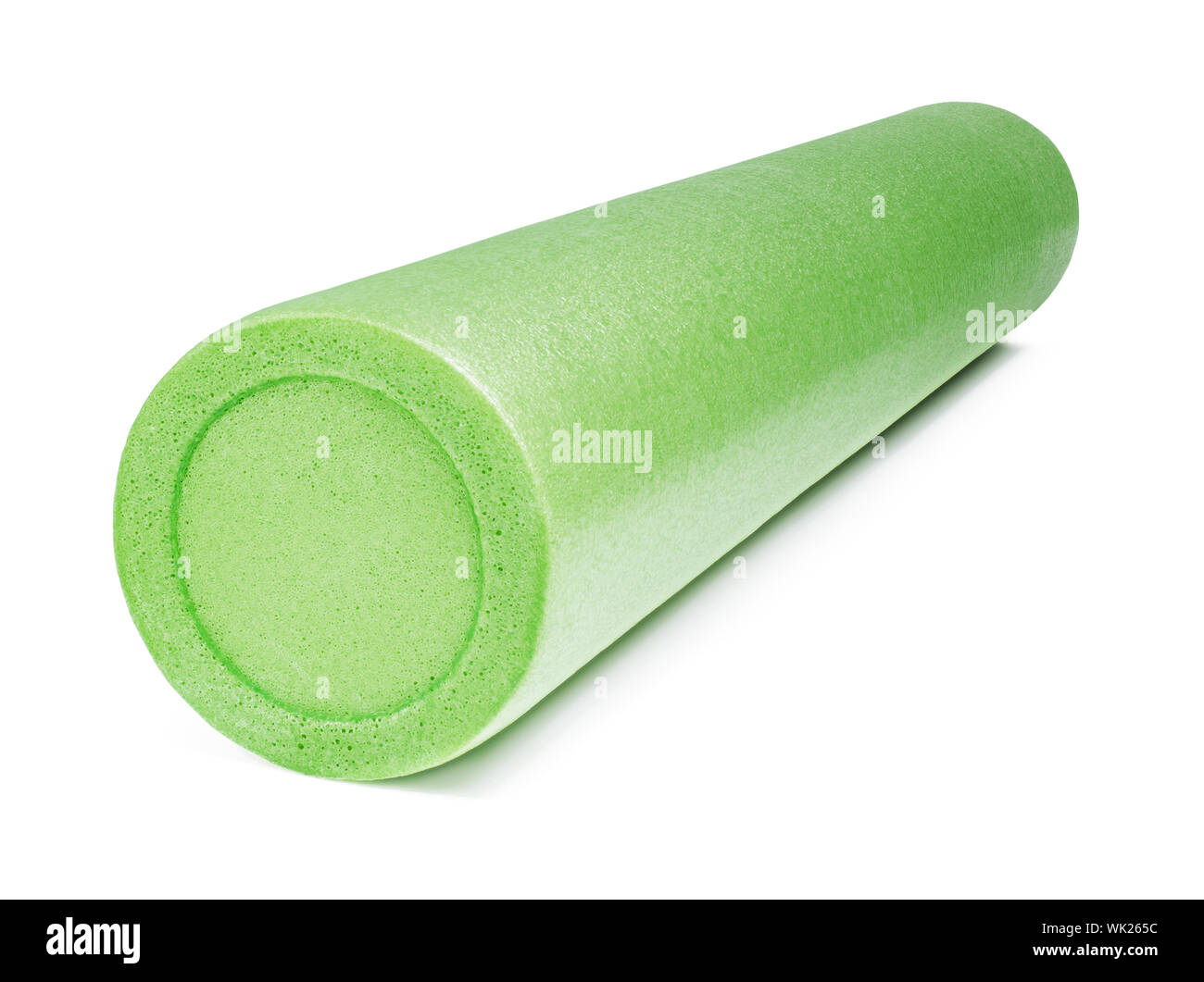 Un verde rullo di schiuma isolato su bianco con ombra naturale. La laminazione di schiuma è una auto-rilascio miofasciale tecnica che viene utilizzata dagli atleti e fisico Foto Stock