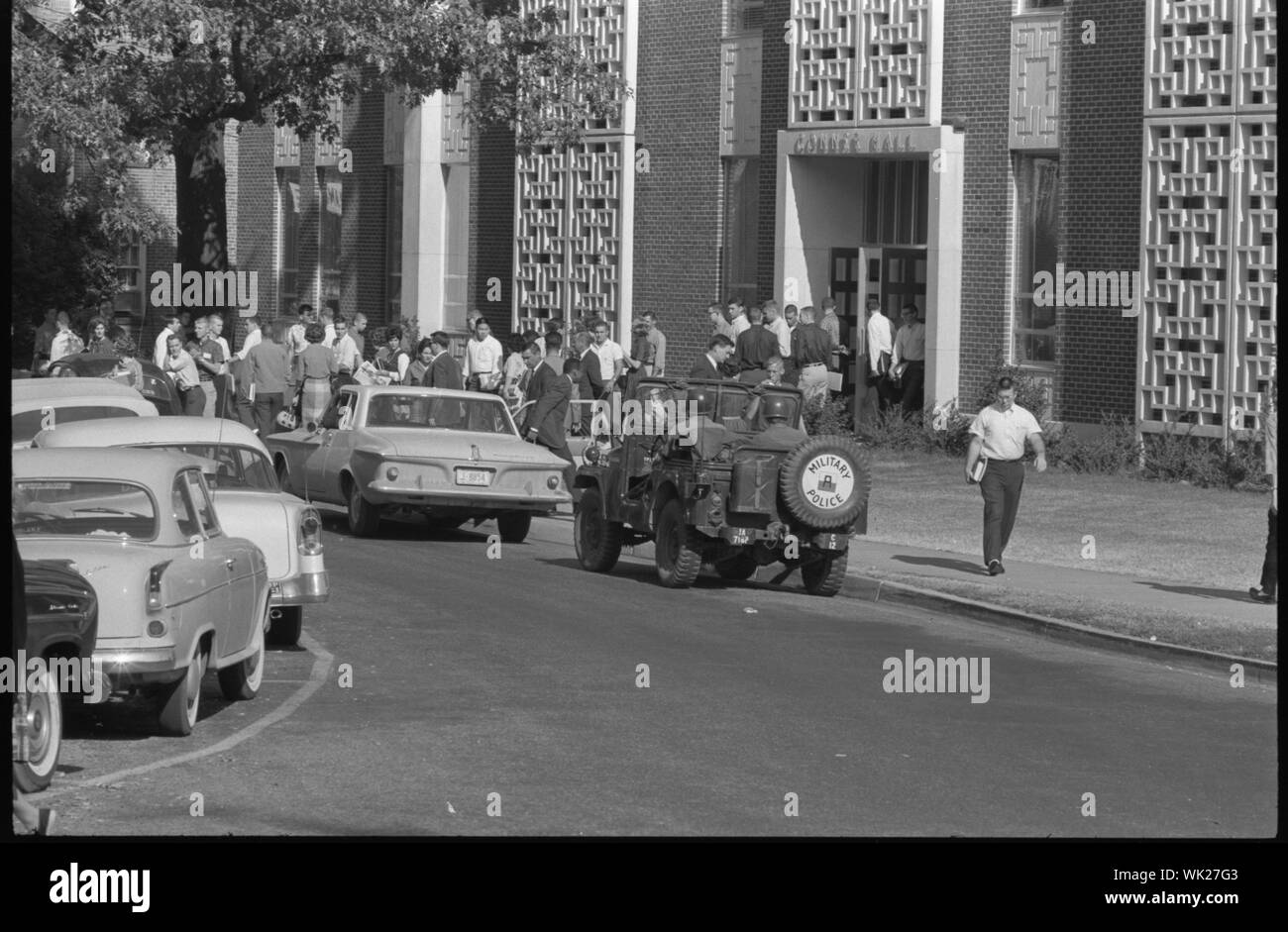 Integrazione a Ole Mississippi University; fotografia mostra gli studenti e i soldati in un veicolo militare al di fuori degli edifici presso la University of Mississippi, Oxford. Foto Stock